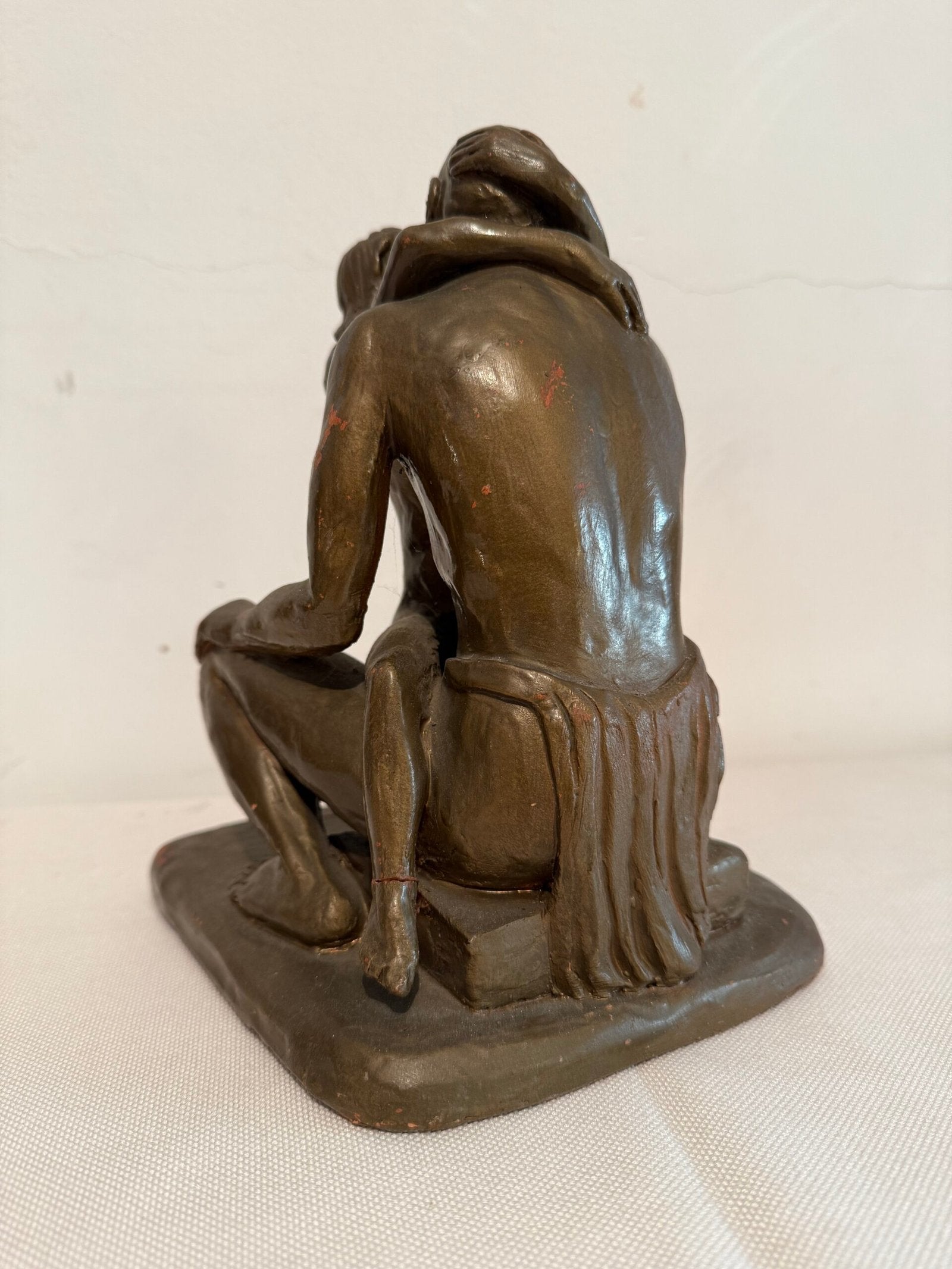 Scultura in Argilla Patinato – “L’Abbraccio”