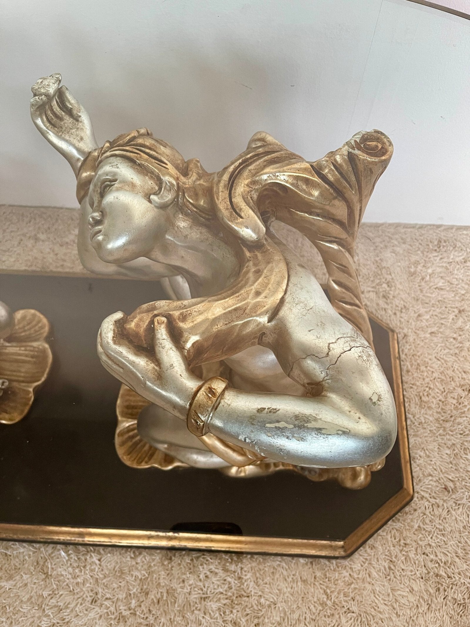 Tavolino da salotto con base in scultura – Design classico con piano in vetro