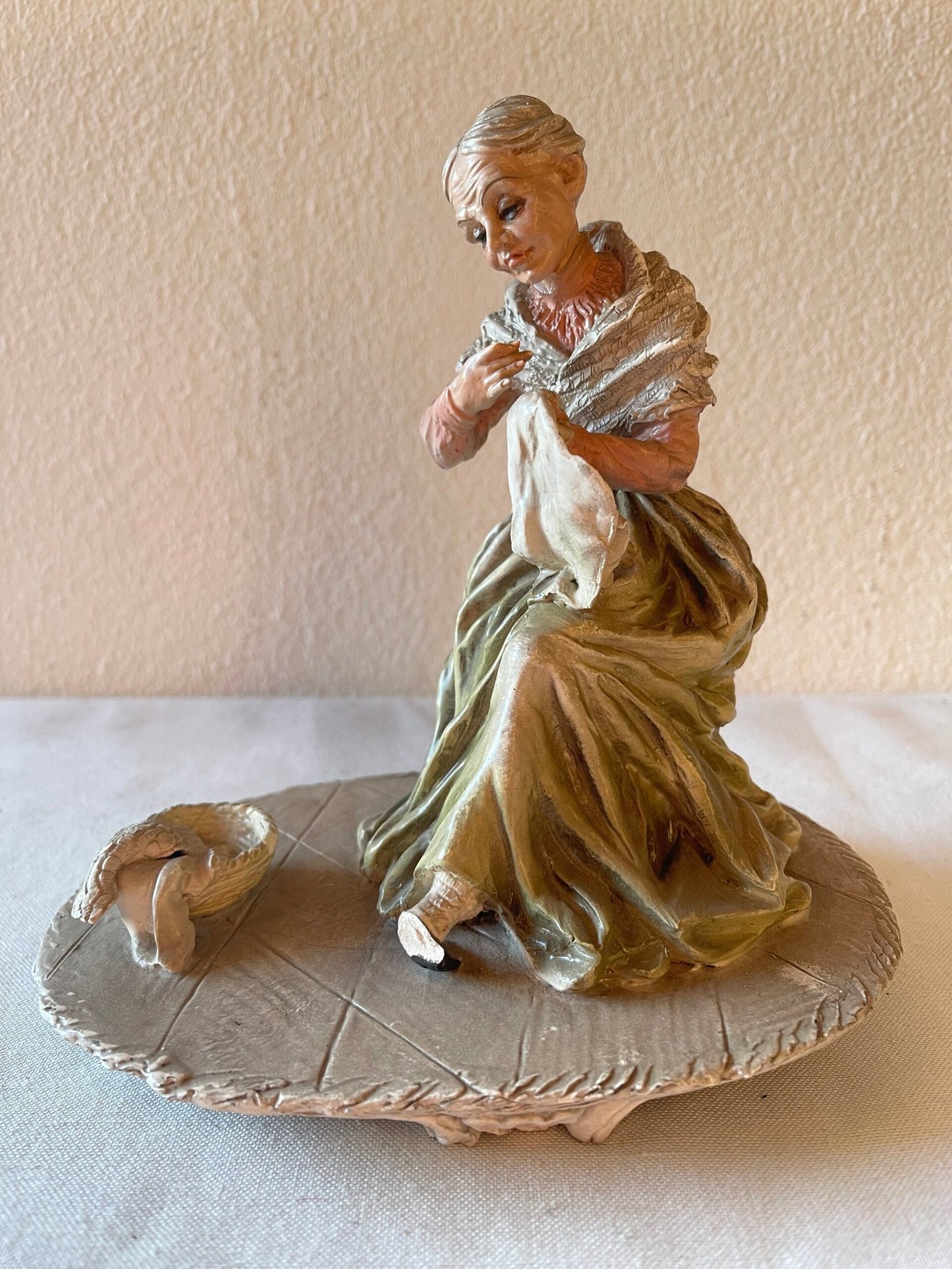 Statuina in Porcellana Capodimonte "La Sarta" o "La Ricamatrice"