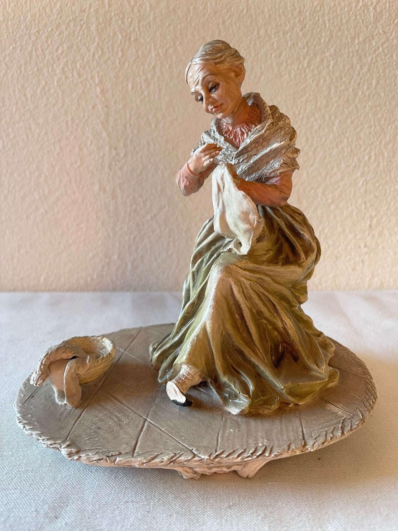 Statuina in Porcellana Capodimonte "La Sarta" o "La Ricamatrice"