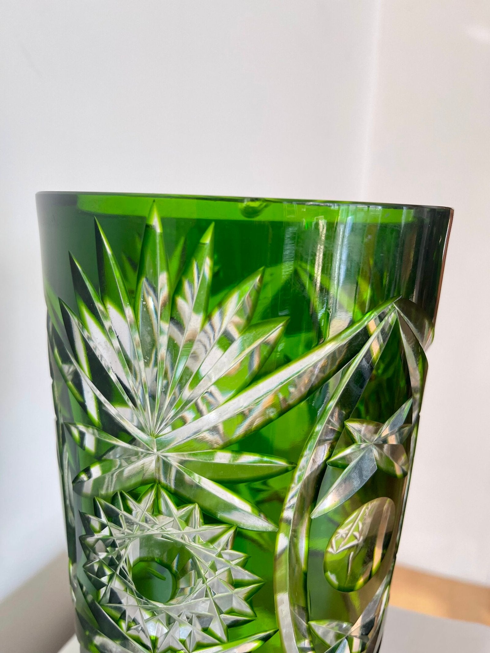 Coppa in cristallo boemo verde inciso, stile Art Deco