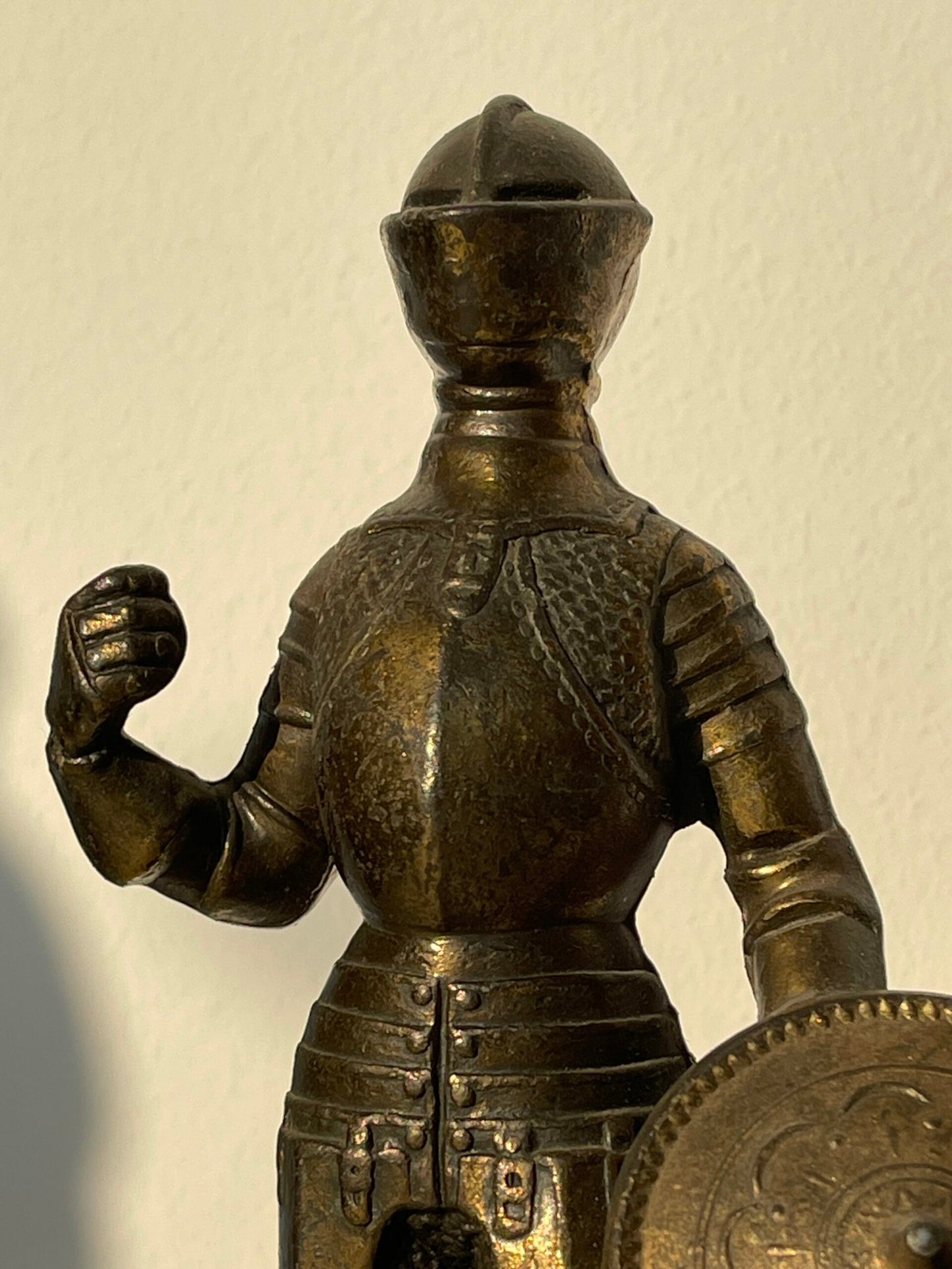 Coppia di Statuette in Ottone Raffiguranti Cavalieri Medievali