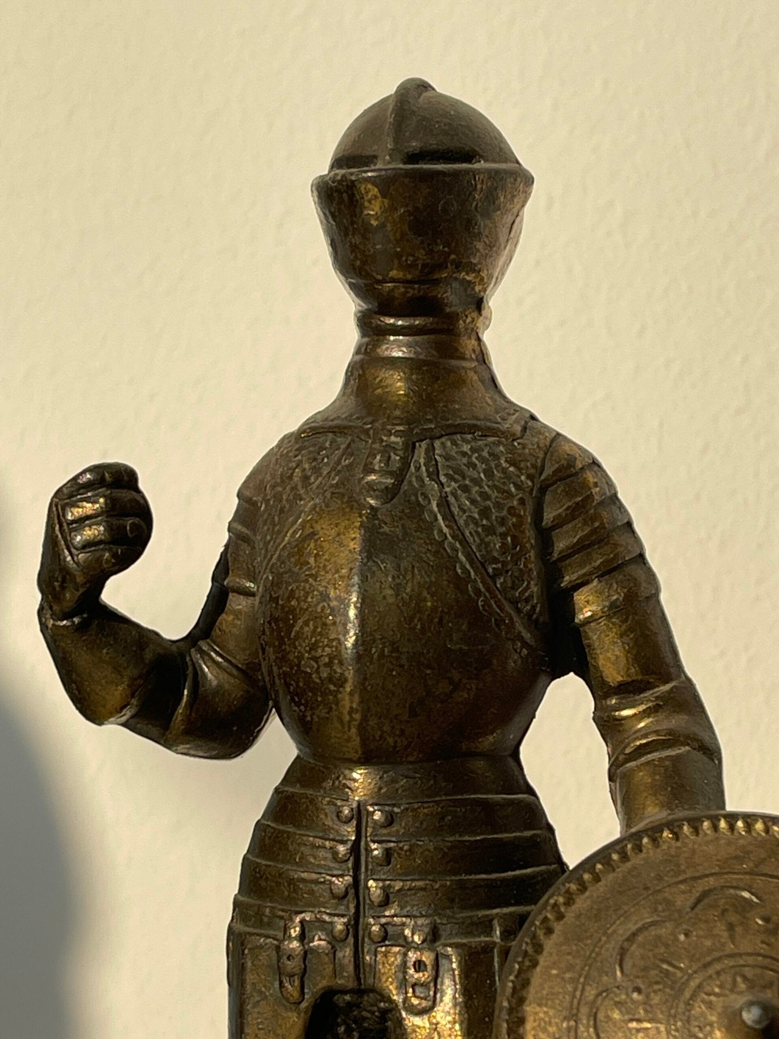 Coppia di Statuette in Ottone Raffiguranti Cavalieri Medievali
