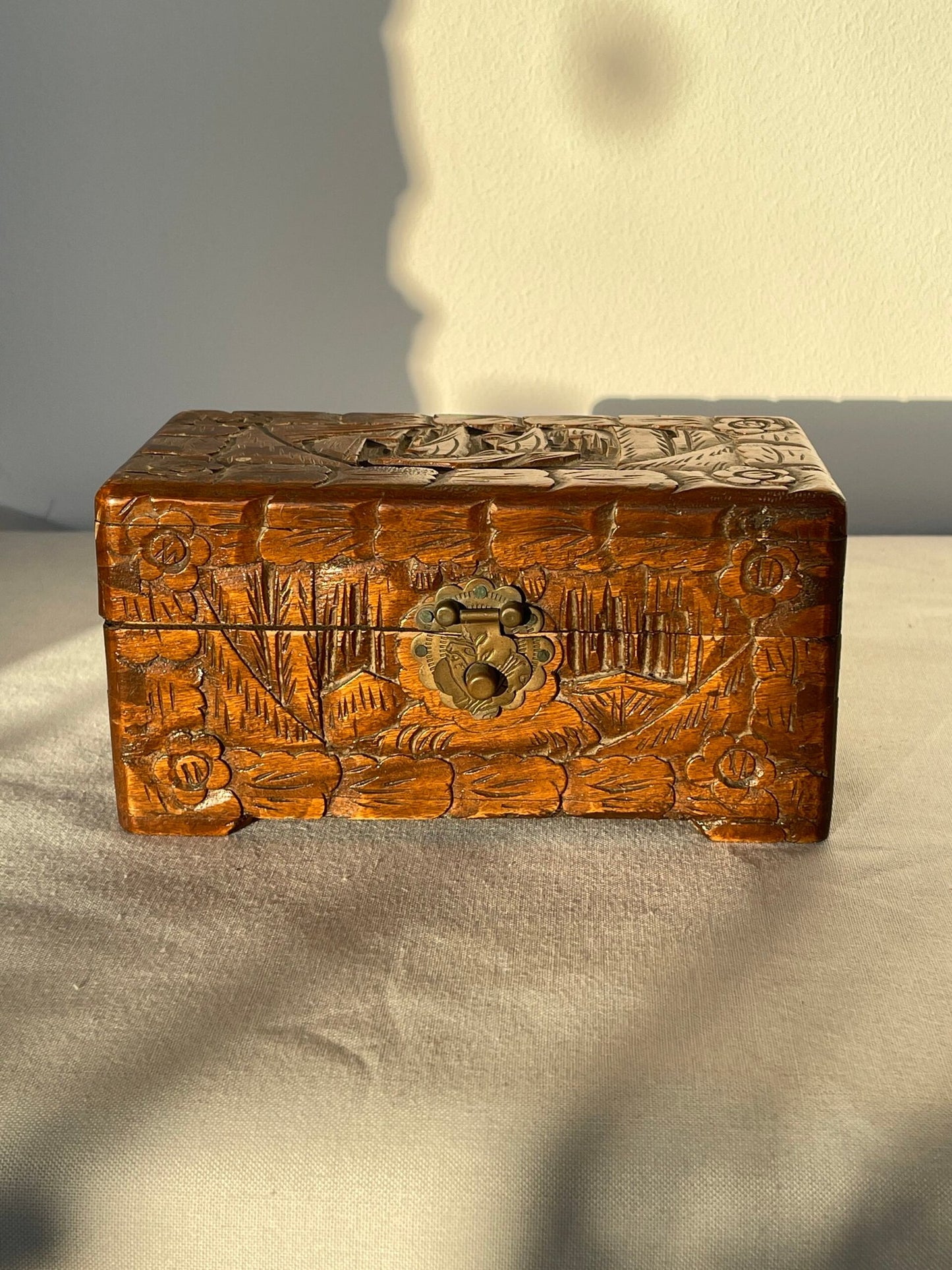 Scatola Portagioie in Legno Intagliato – Motivo Orientale