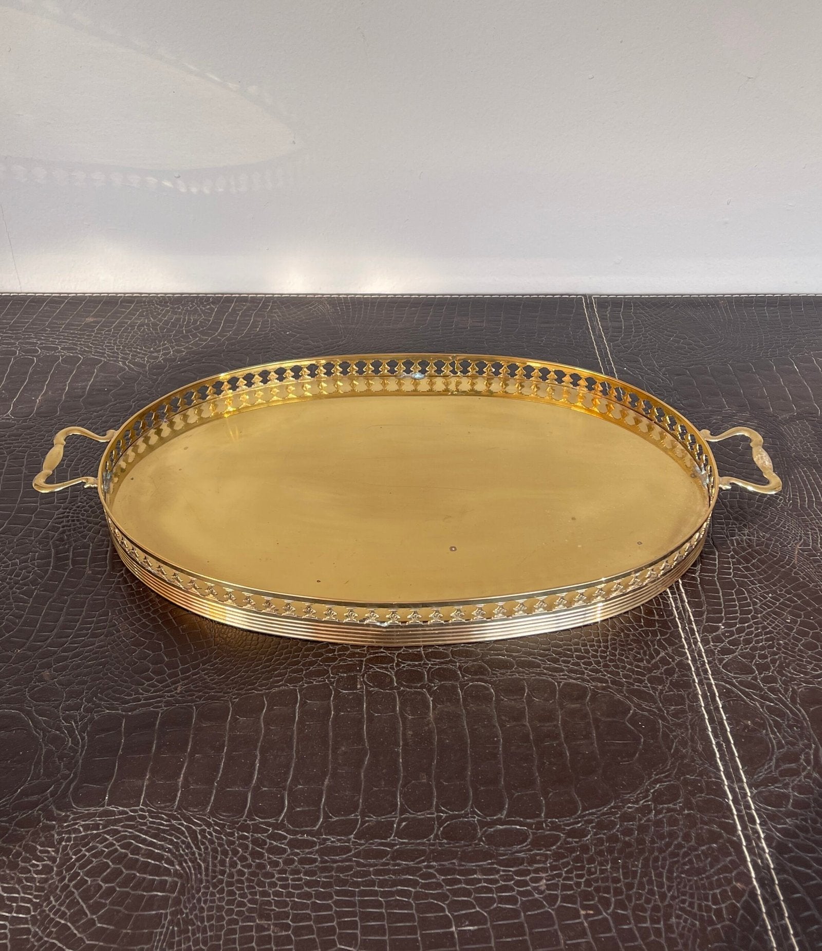 Vassoio Elegante in Metallo Dorato con Bordo Traforato