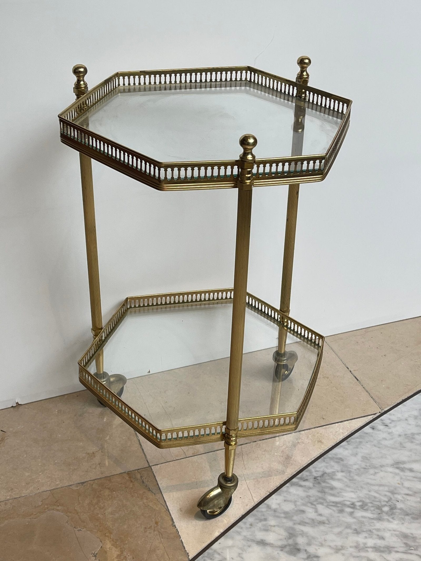 Carrello bar in stile vintage, con struttura in vetro e ottone dorato, con finitura lucida anni '80.