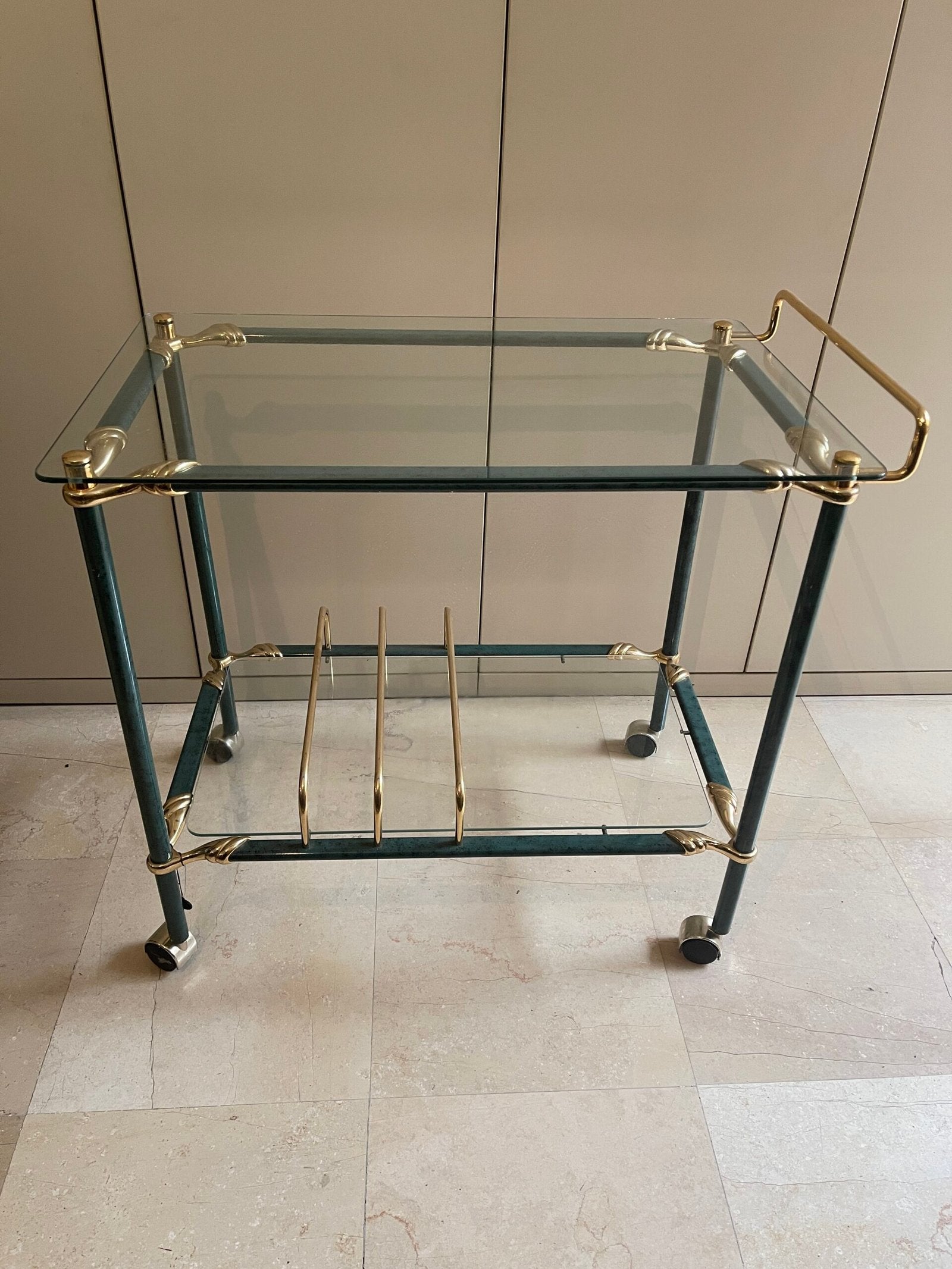 Elegante carrello da bar in stile retro unisce funzionalità e design sofisticato.