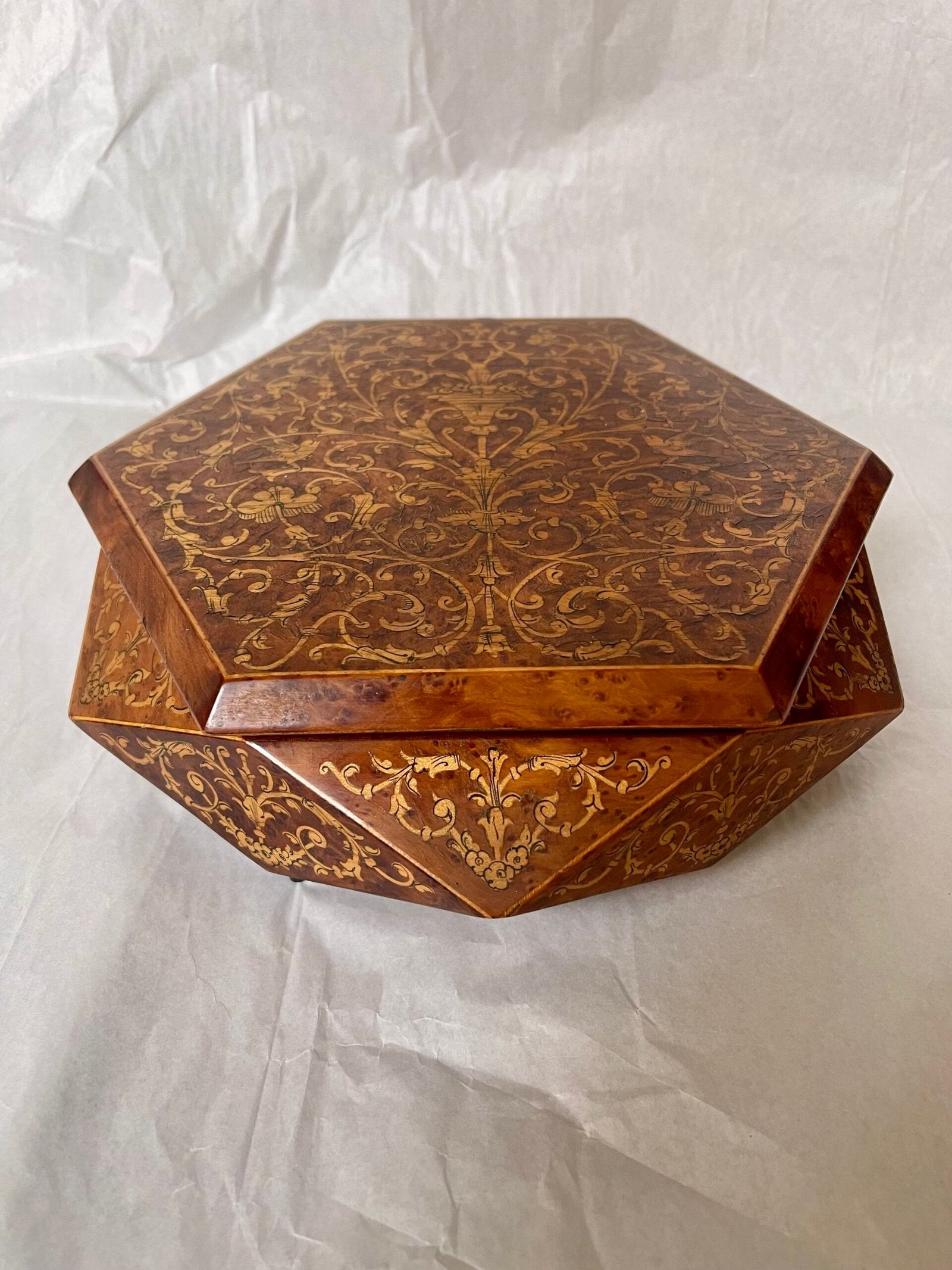 Cofanetto Esagonale in Legno Intarsiato con Specchio – Stile Antico