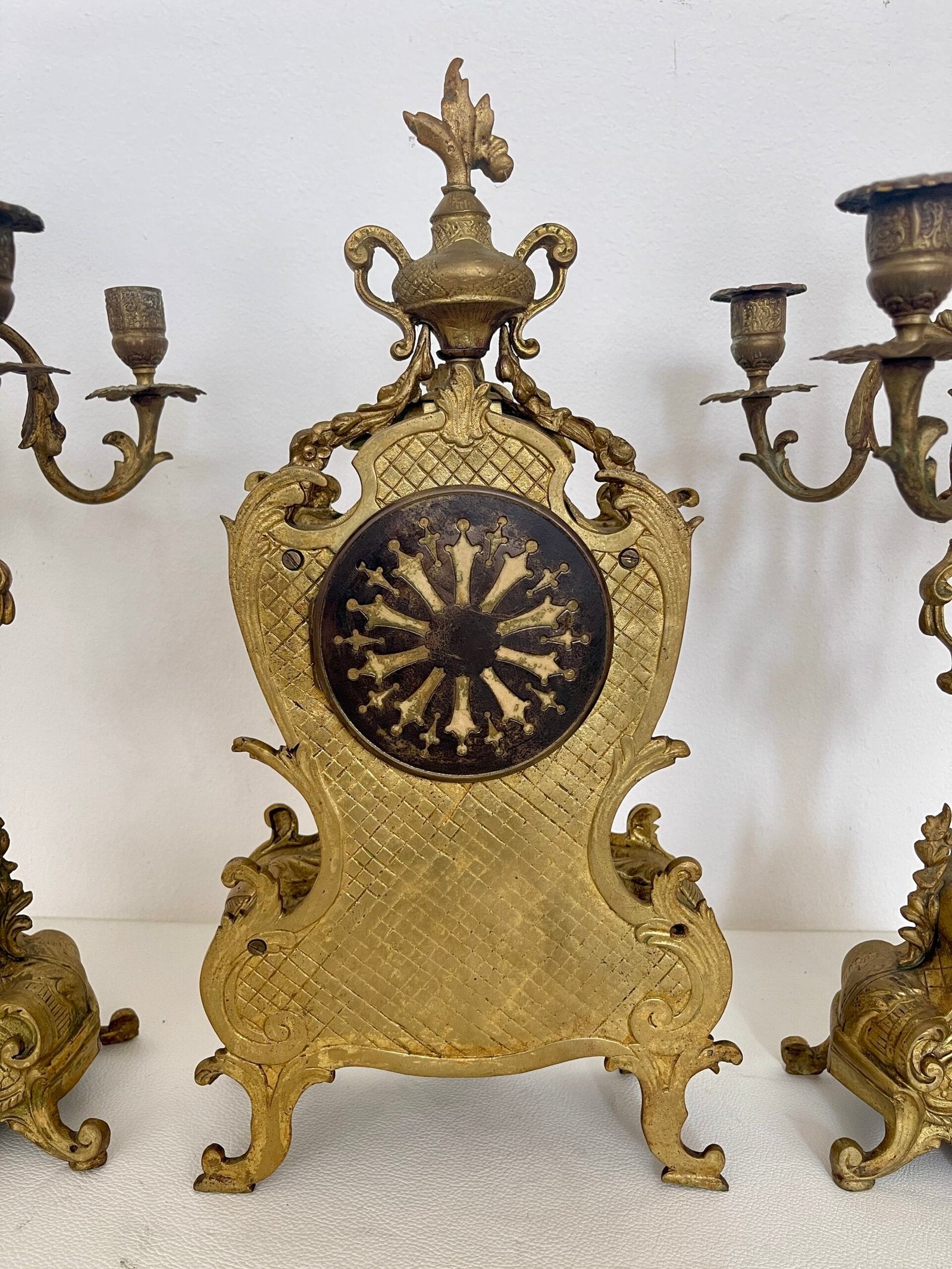 Set Antico in Bronzo Dorato - orologio e Coppia di Candelabri Stile Barocco