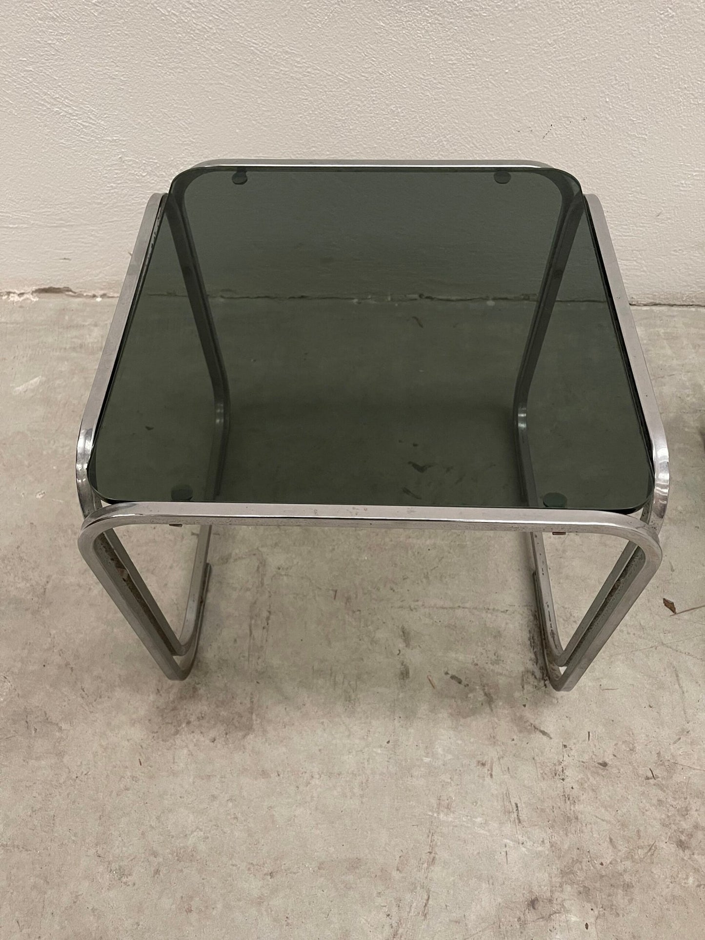 Coppia di Tavolini Bassi Vintage in Acciaio Cromato e Vetro Fumé