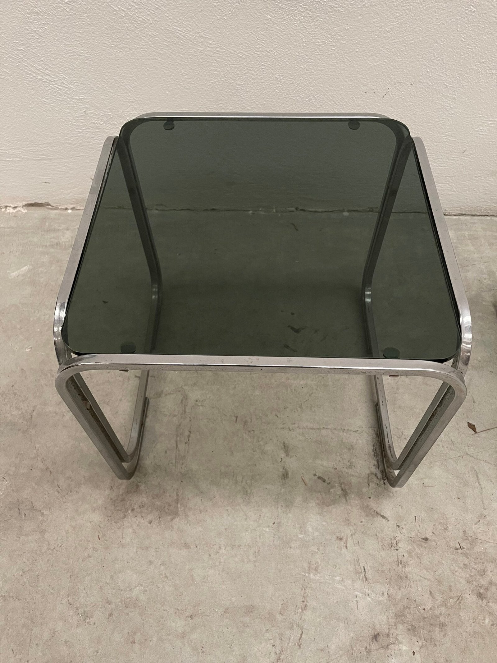 Coppia di Tavolini Bassi Vintage in Acciaio Cromato e Vetro Fumé
