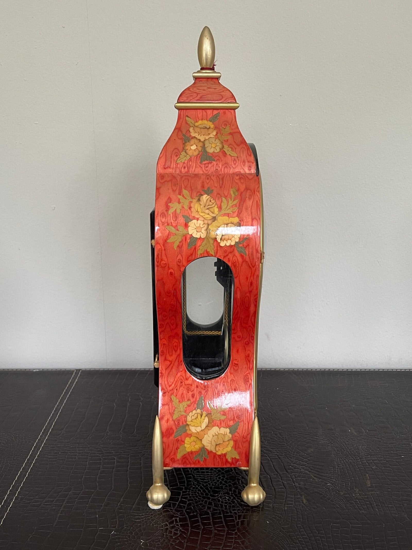 Orologio da Tavolo “Neuchatel” – Stile Barocco con Pendolo e Decori Floreali