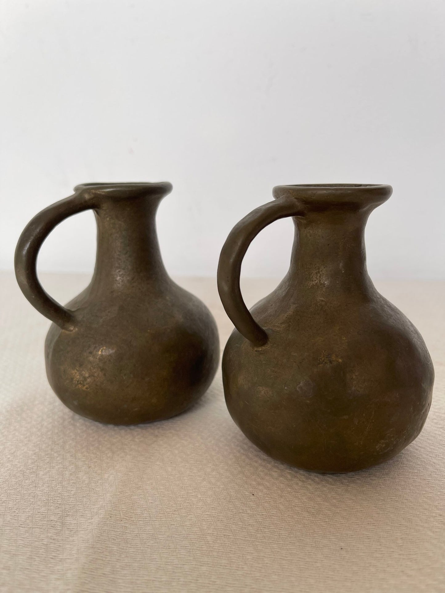 Coppia di Mini Brocche in Bronzo o Ottone – Stile Rustico