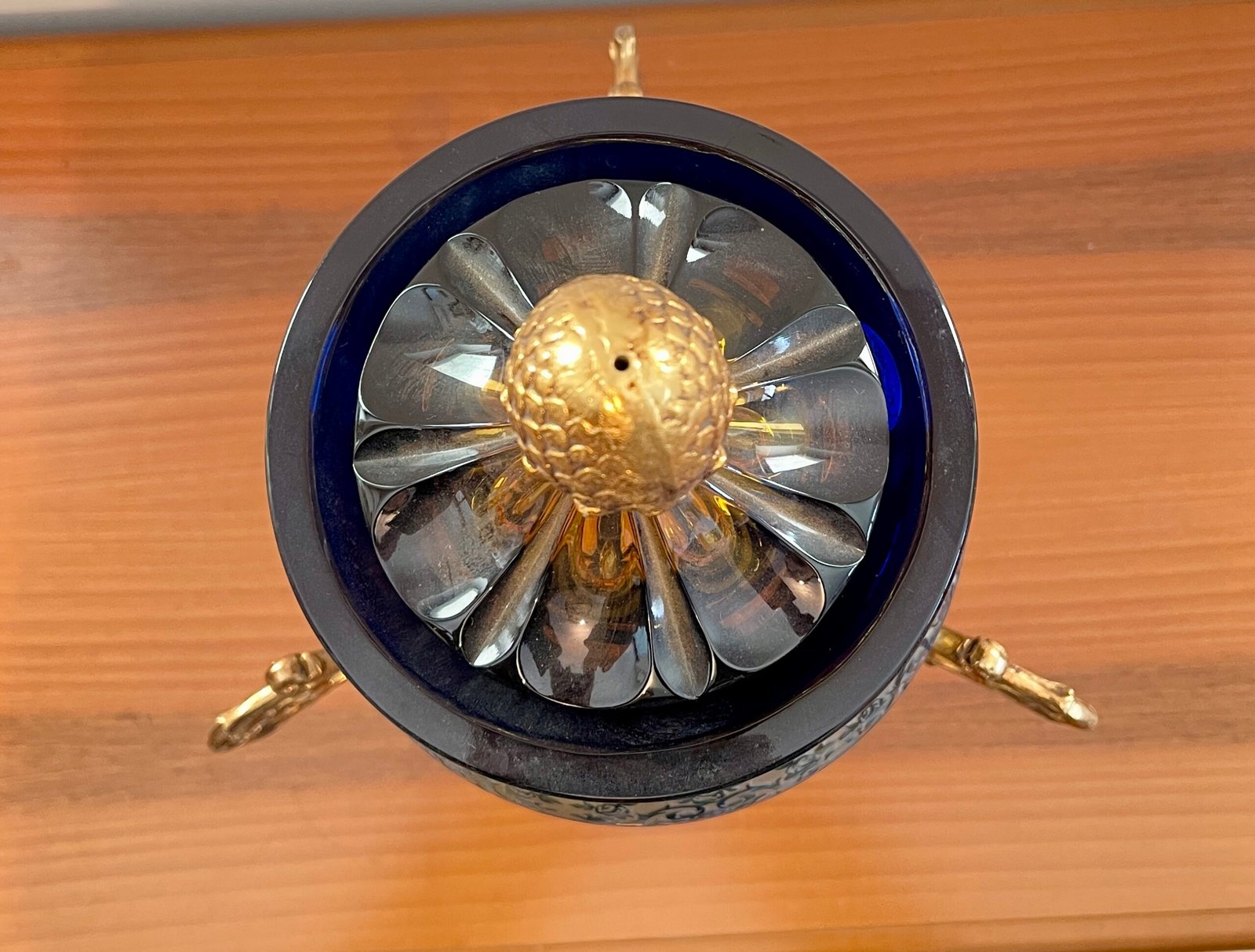 Anfora Decorativa in Cristallo Blu Cobalto e Oro – Stile Versailles