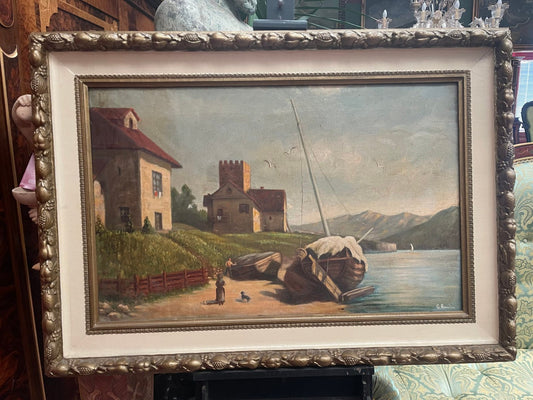 Dipinto a Olio – Paesaggio Lacustre con Borgo e Barca a Vela