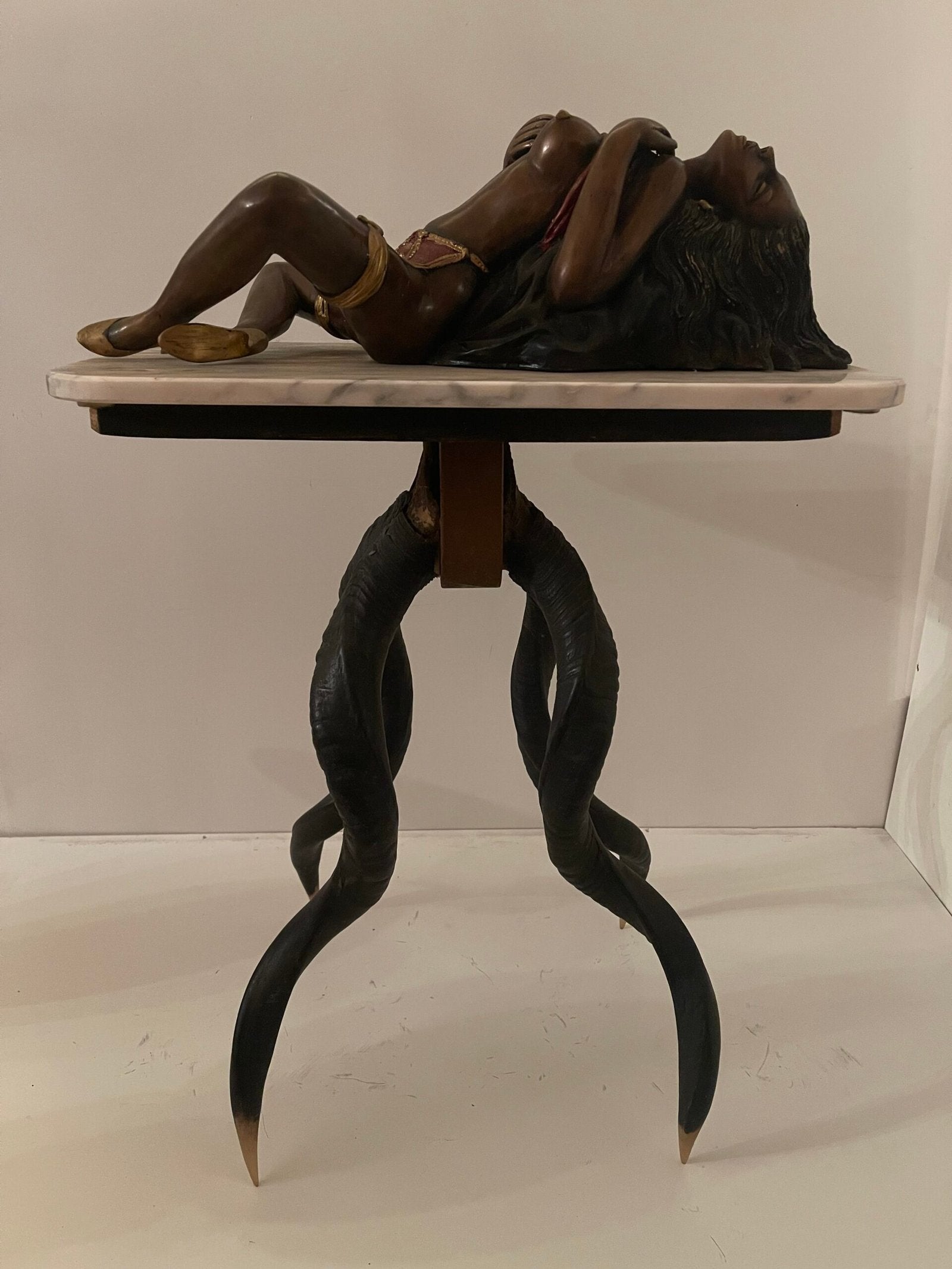 "Esotismo e Forza" – Tavolino scultura con figura femminile e gambe a corno