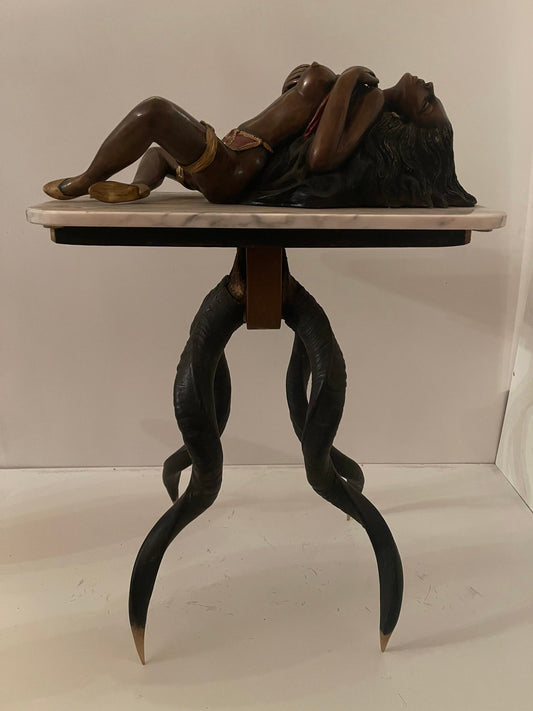 "Esotismo e Forza" – Tavolino scultura con figura femminile e gambe a corno