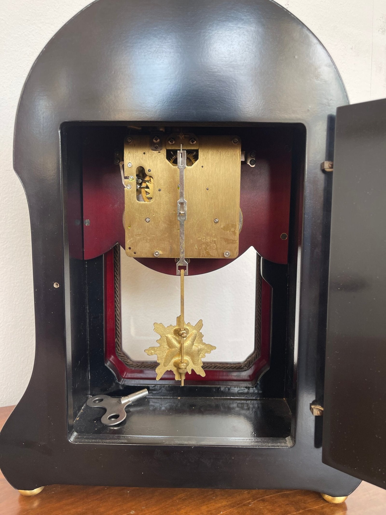 Elegante orologio a pendolo in stile antico è un pezzo unico che unisce l'estetica e la funzionalità.