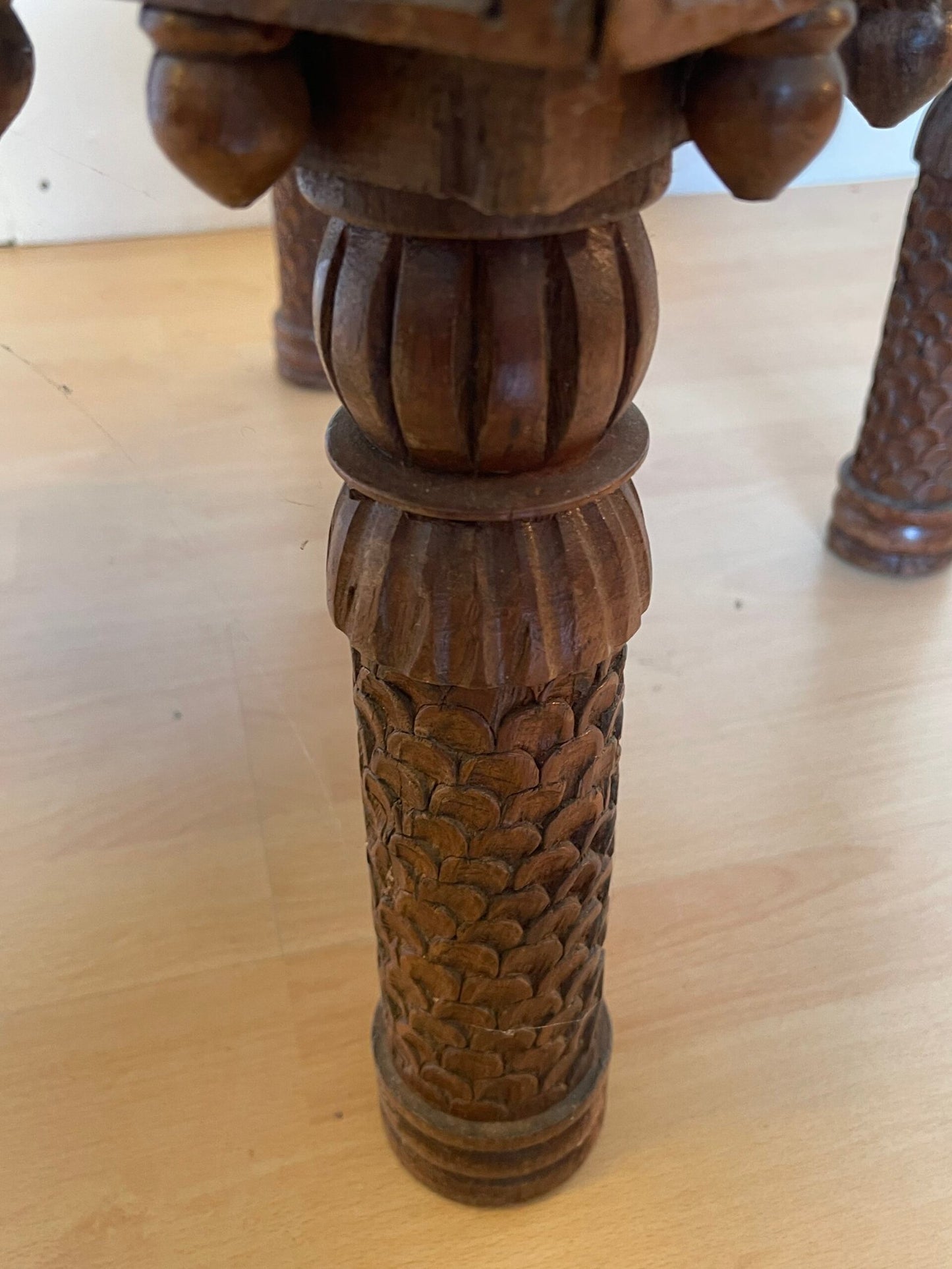 avolino etnico intagliato in legno massello con inserti in ottone