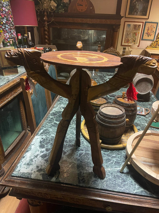 Tavolino Intagliato con Elefanti