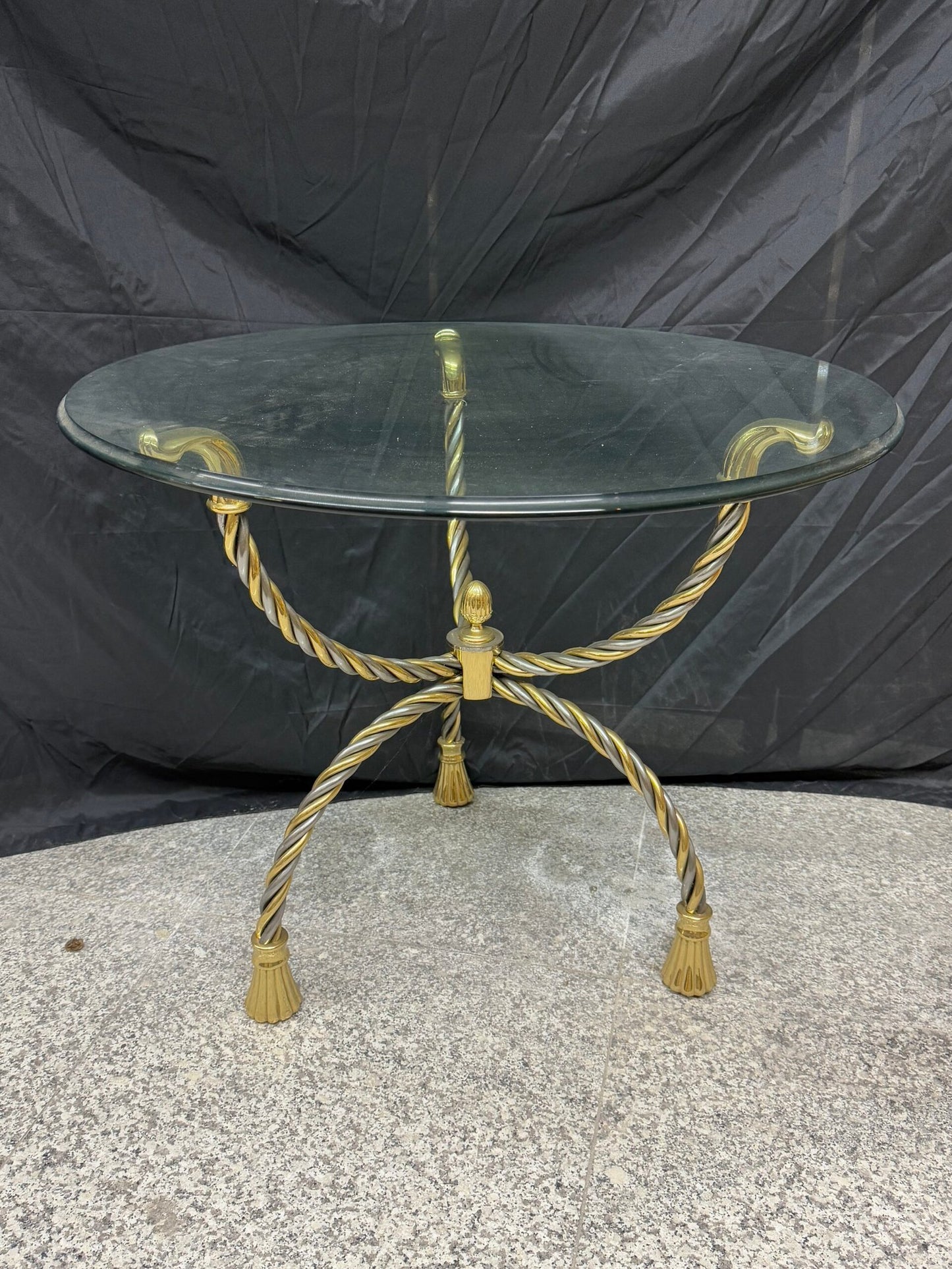 Tavolino Rotondo con Piano in Vetro e Base in Ottone Intrecciato