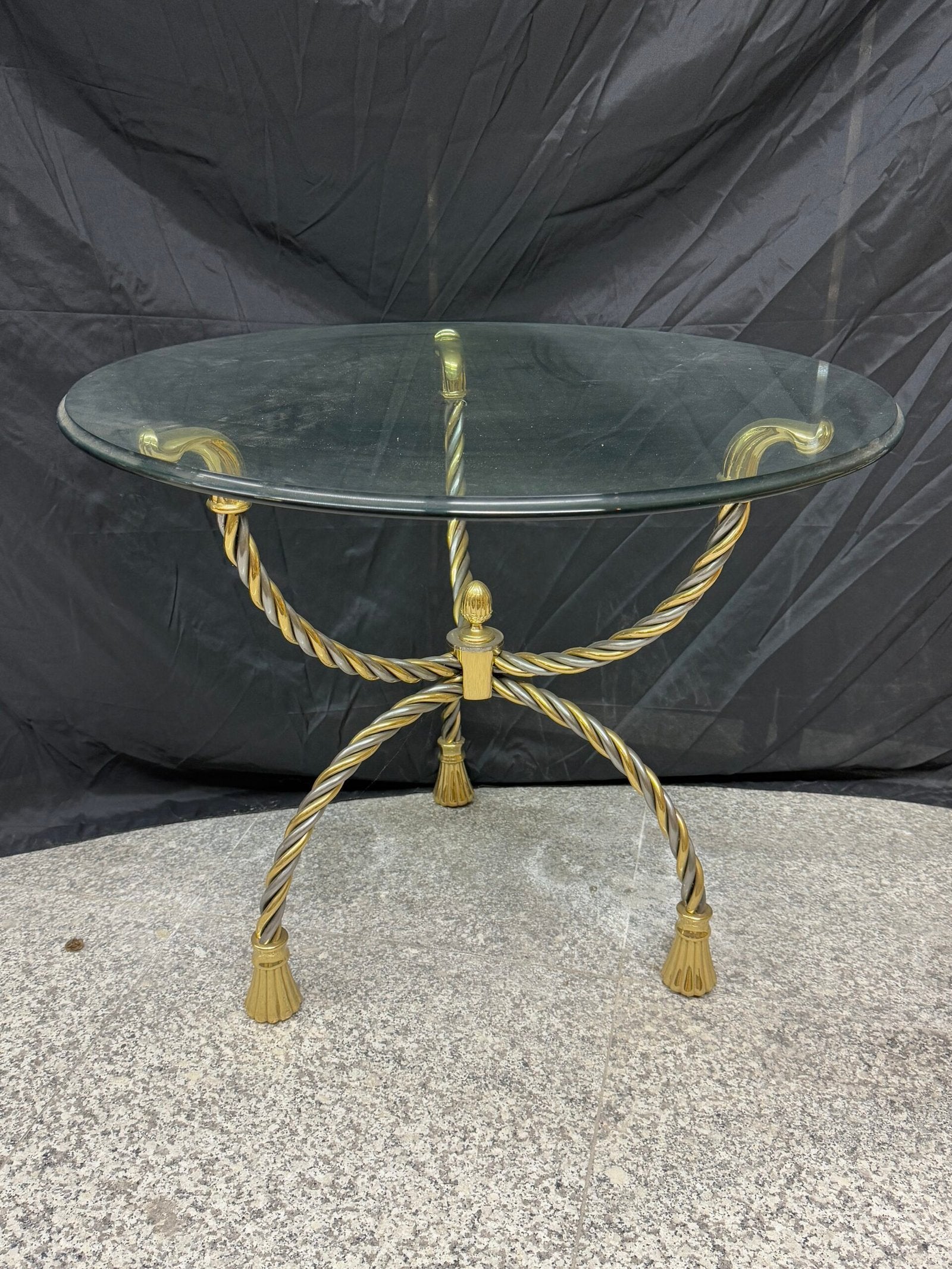 Tavolino Rotondo con Piano in Vetro e Base in Ottone Intrecciato