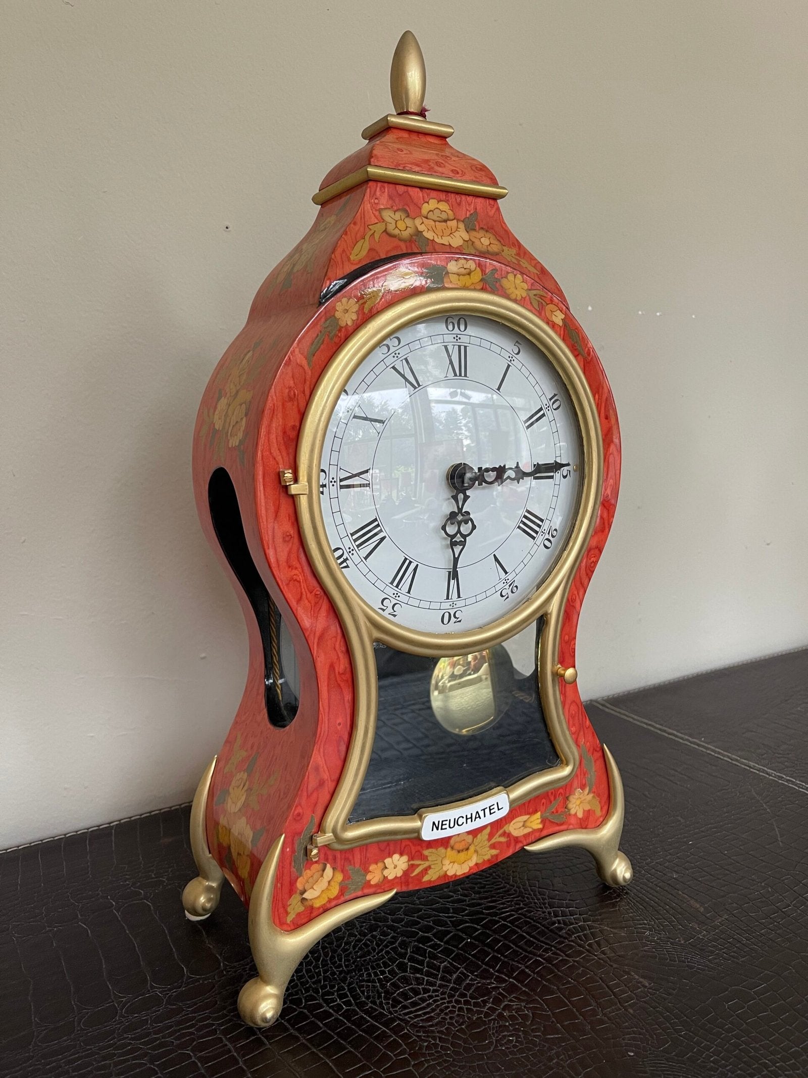 Orologio da Tavolo “Neuchatel” – Stile Barocco con Pendolo e Decori Floreali