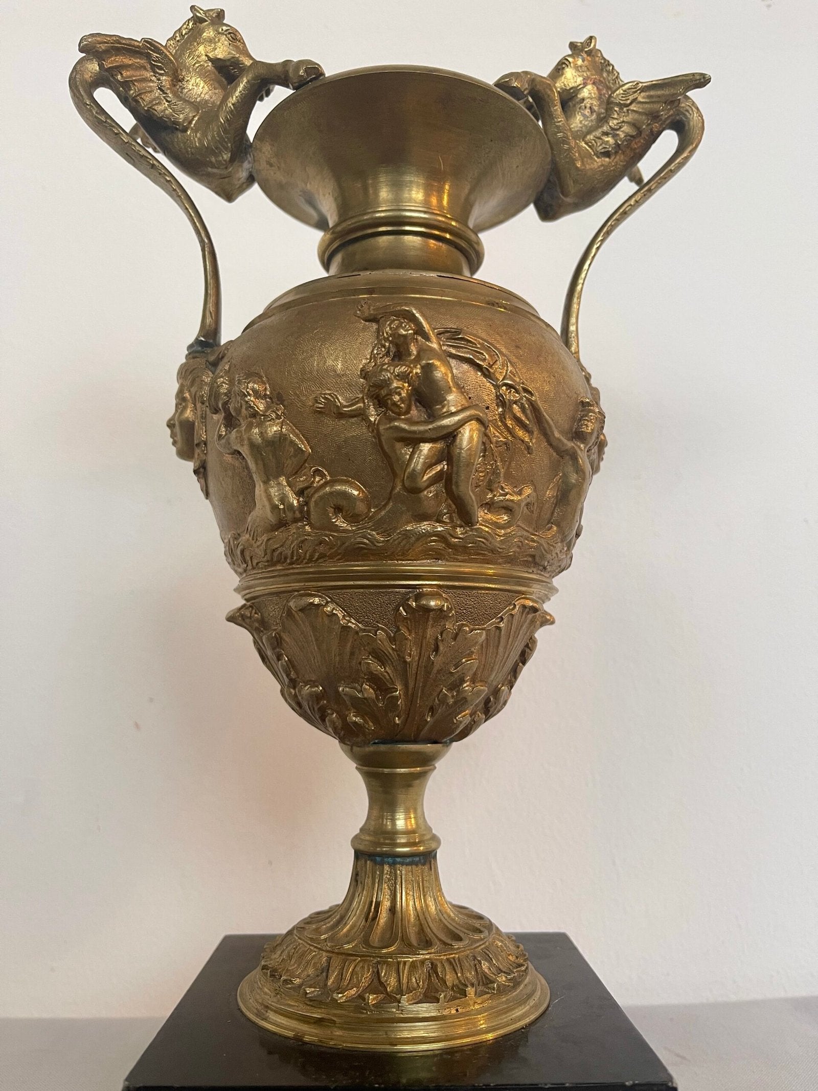 Vaso Antico in Bronzo con Decorazioni Classiche su Base in Marmo