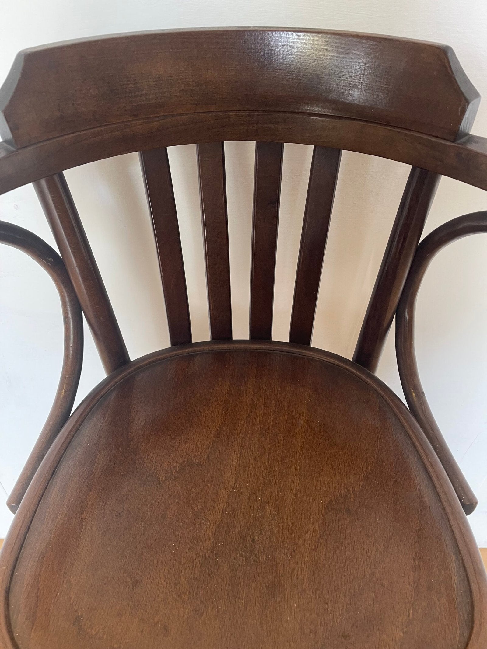 Sgabello Thonet vintage con schienale avvolgente