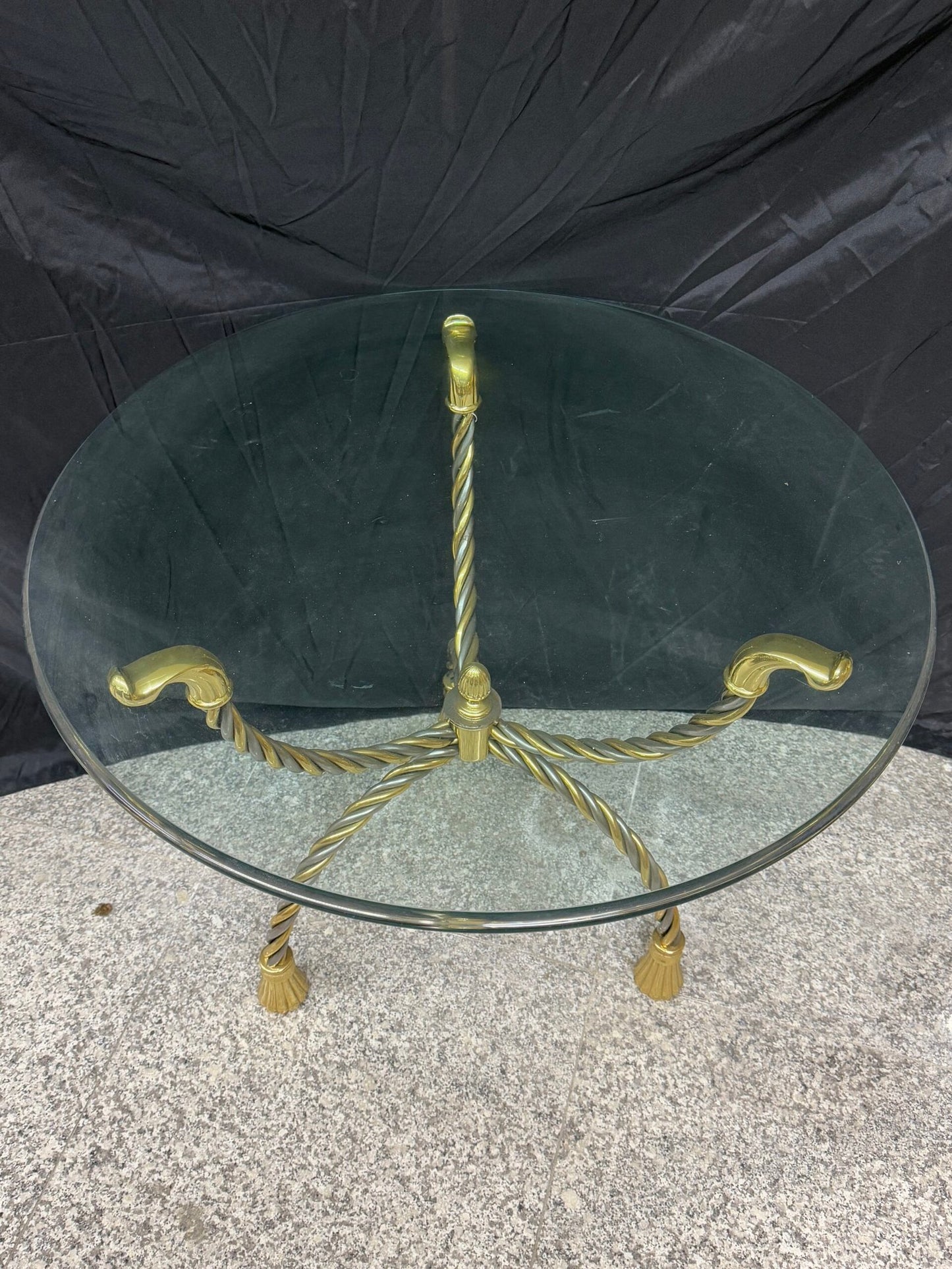 Tavolino Rotondo con Piano in Vetro e Base in Ottone Intrecciato