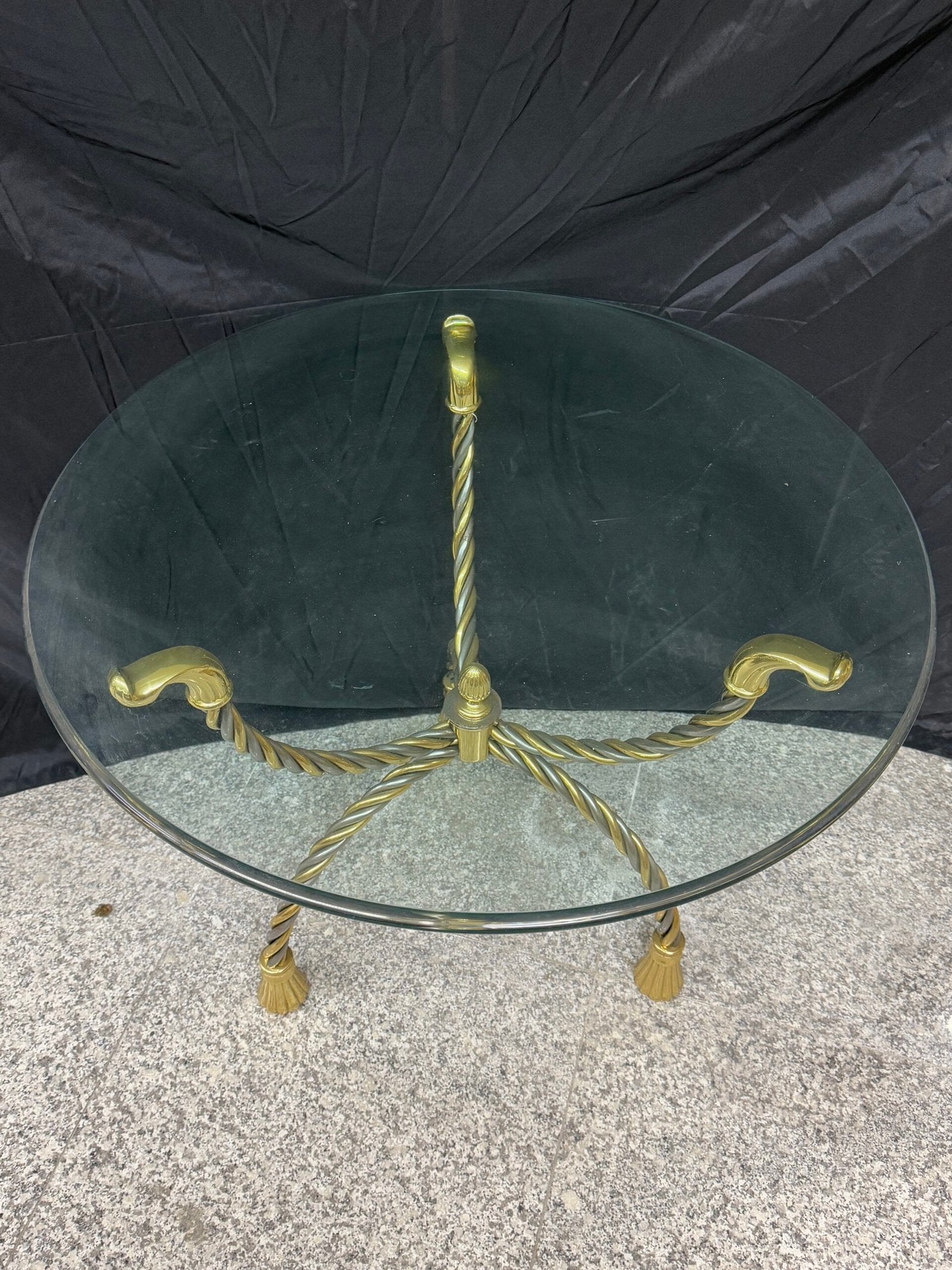 Tavolino Rotondo con Piano in Vetro e Base in Ottone Intrecciato