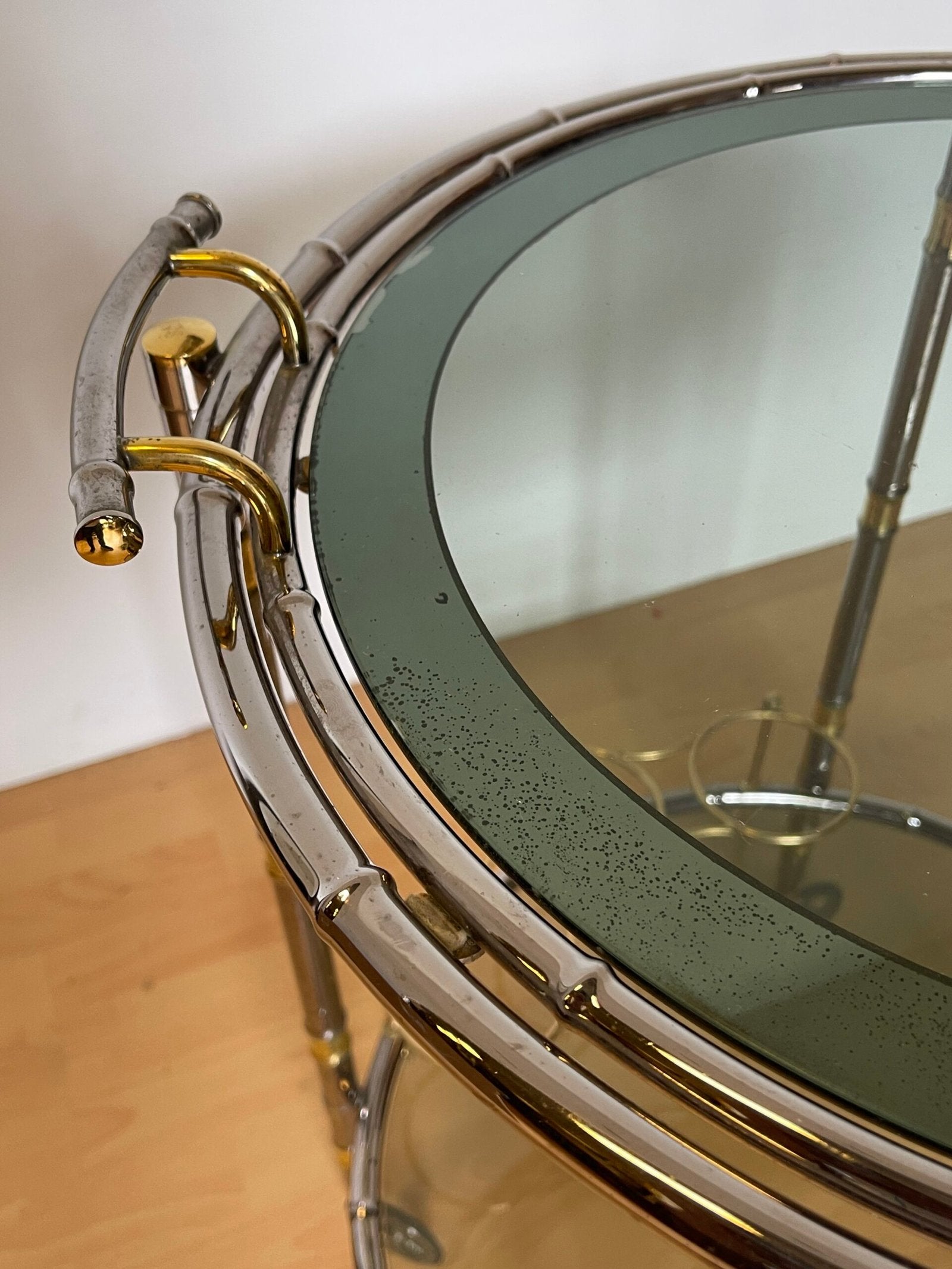 Carrello bar vintage in metallo ottonato e vetro fumé, Italia, anni '70