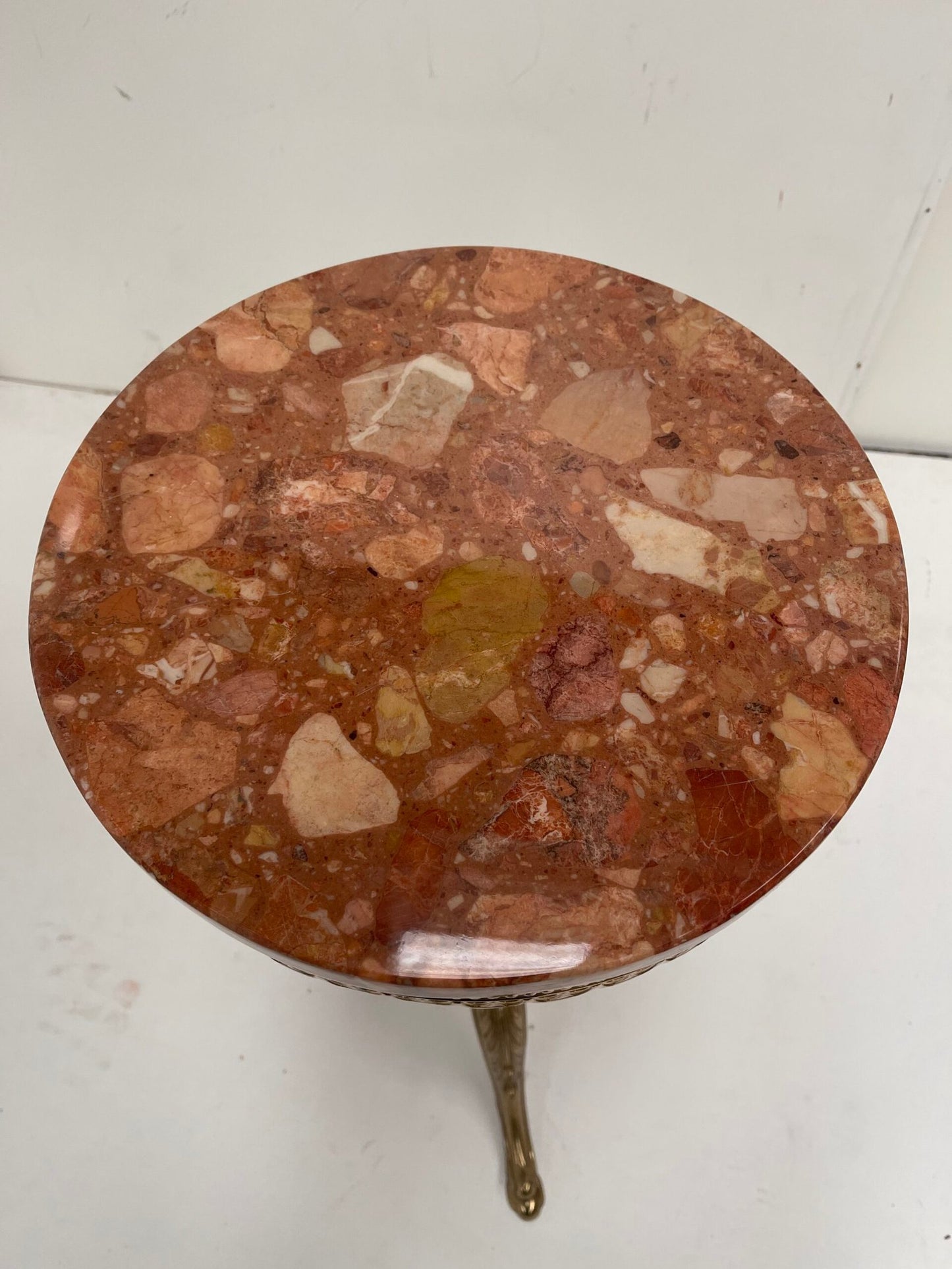 Tavolino rotondo con piano in marmo e base in ottone
