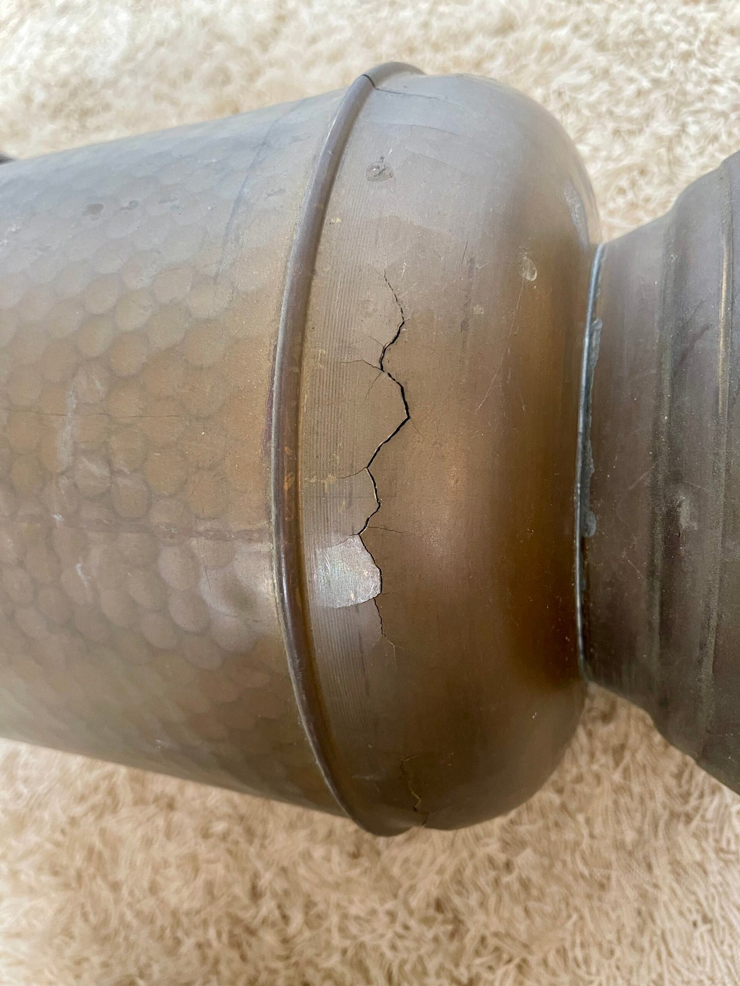 Brocca Antica in Rame Martellato con Manico Curvo – Stile Rustico/Coloniale