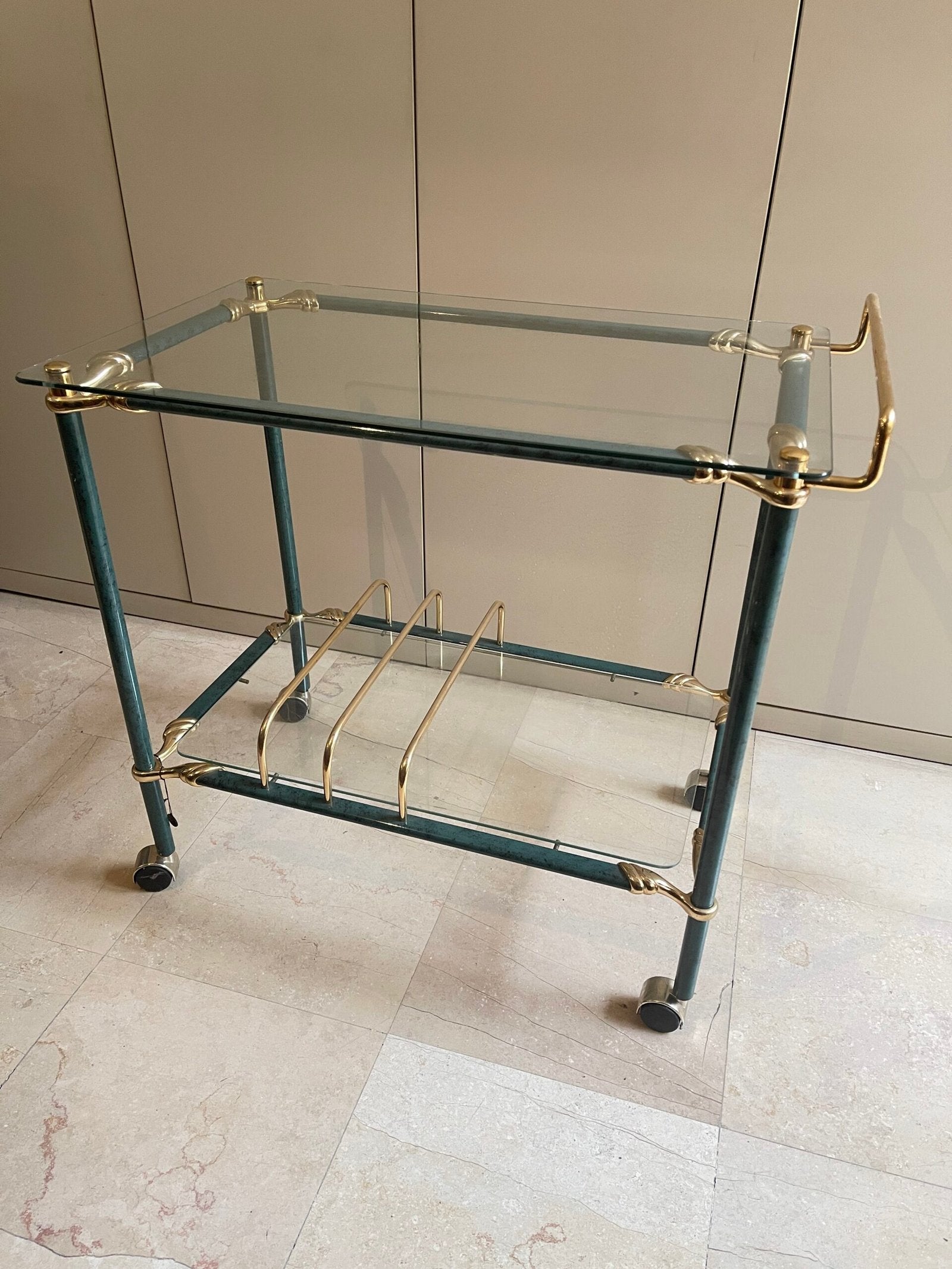 Elegante carrello da bar in stile retro unisce funzionalità e design sofisticato.