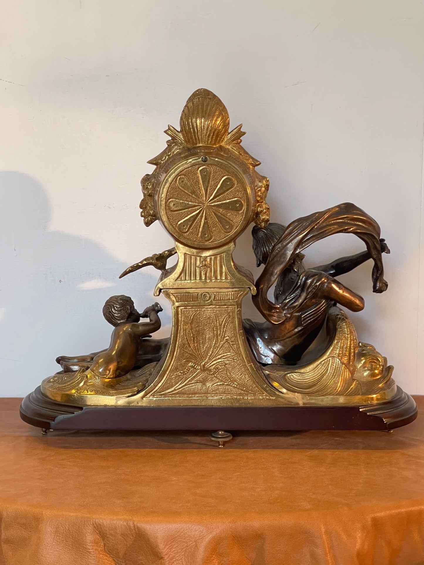 "Maestro del Tempo: orologio Scultoreo con Donna e Bambino"