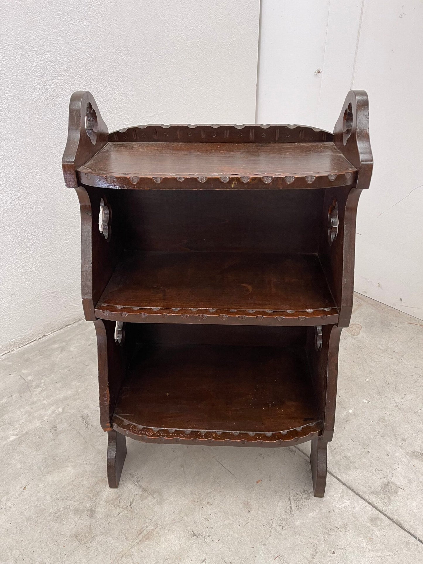 Elegante mobiletto a due ripiani in legno scuro