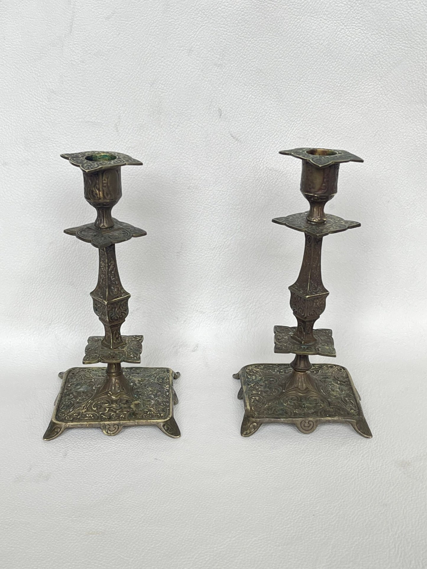 Coppia di Candelieri Antichi a Bronzo Cesellato «Epoca Vittoriana»