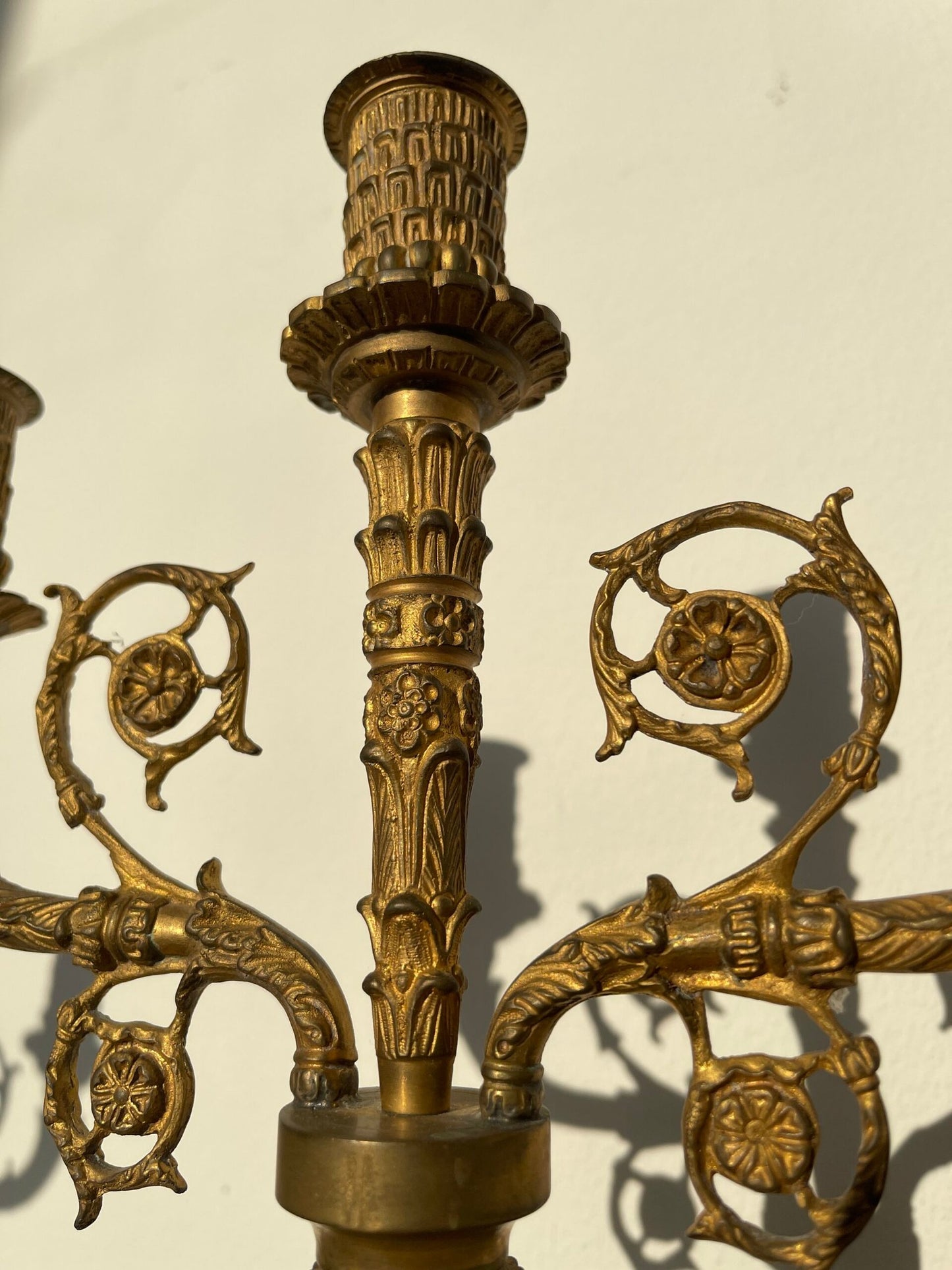 Elegante Coppia di Candelabri in Bronzo Dorato