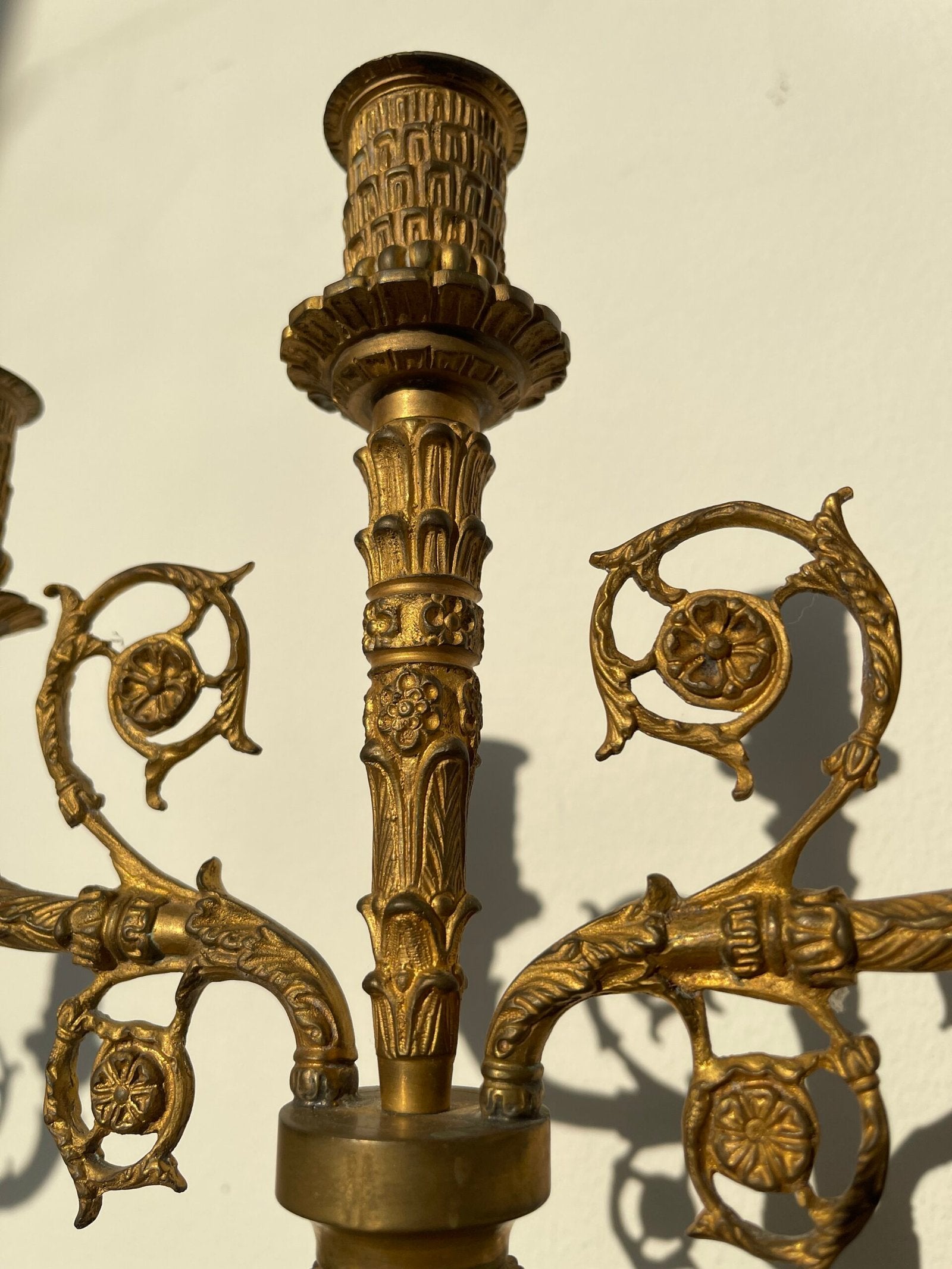 Elegante Coppia di Candelabri in Bronzo Dorato