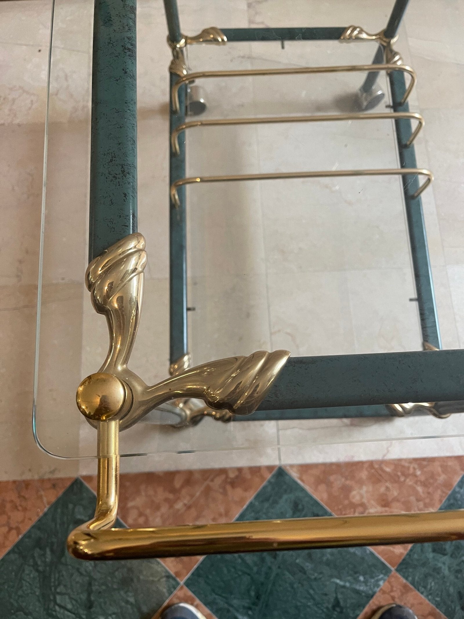 Elegante carrello da bar in stile retro unisce funzionalità e design sofisticato.