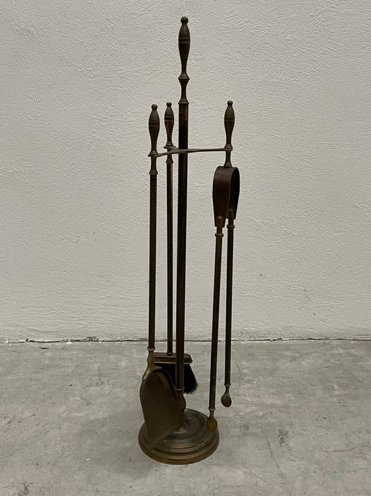 Set da camino in ottone brunito - 4 pezzi con supporto Descrizione: