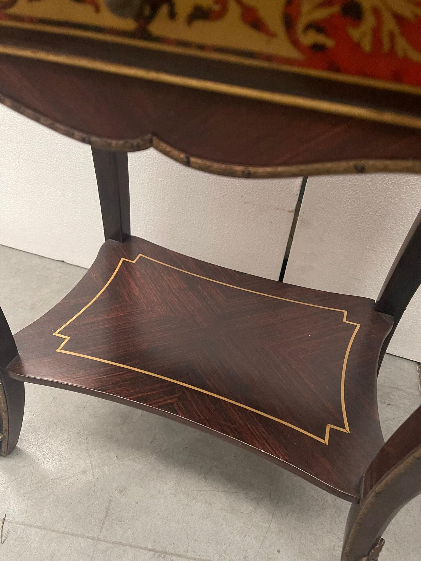 Raffinato Mobiletto con Intarsi e Applicazioni in Bronzo Dorat