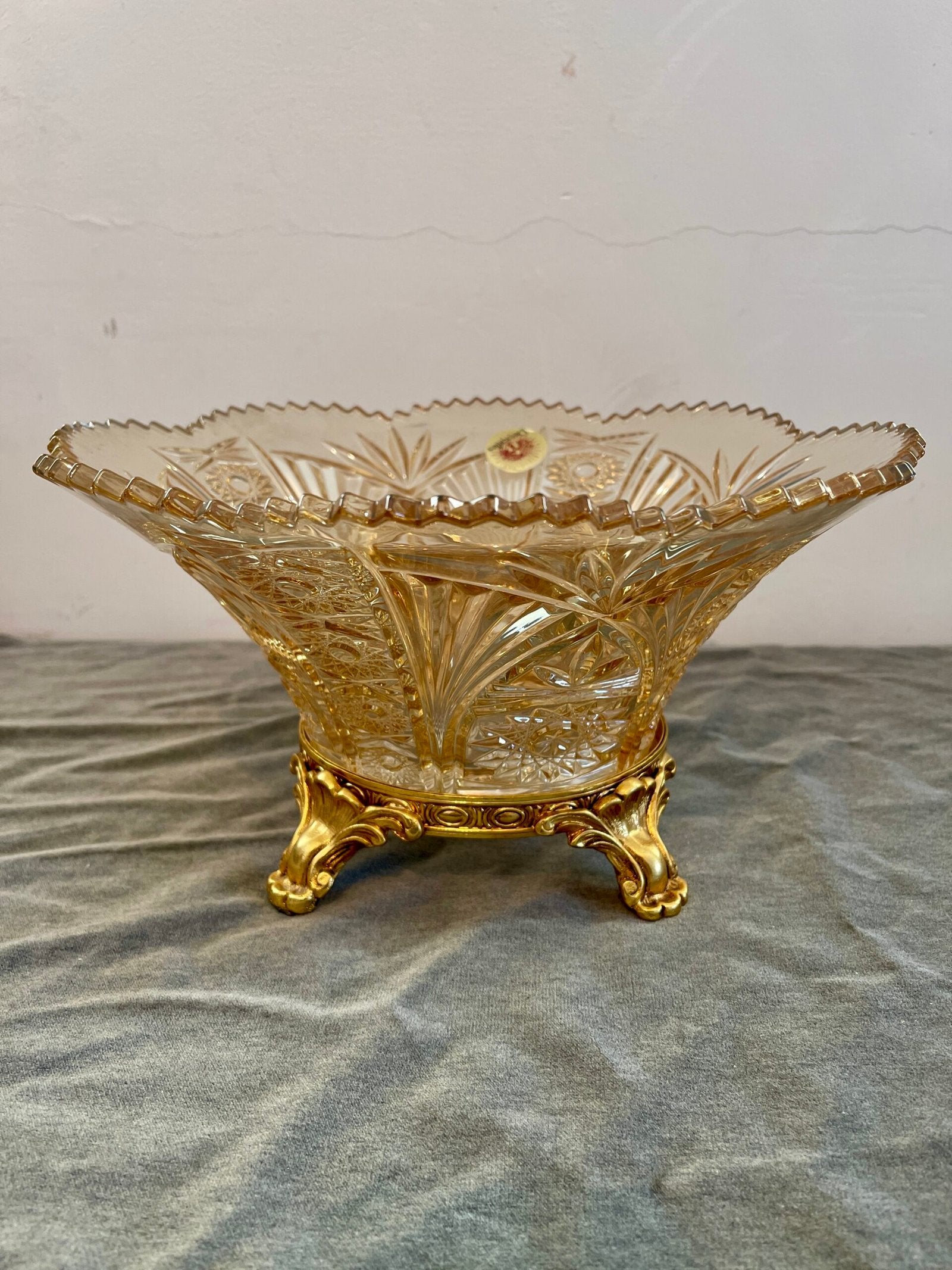 Elegante Ciotola in Cristallo con Base Dorata – Stile Classico