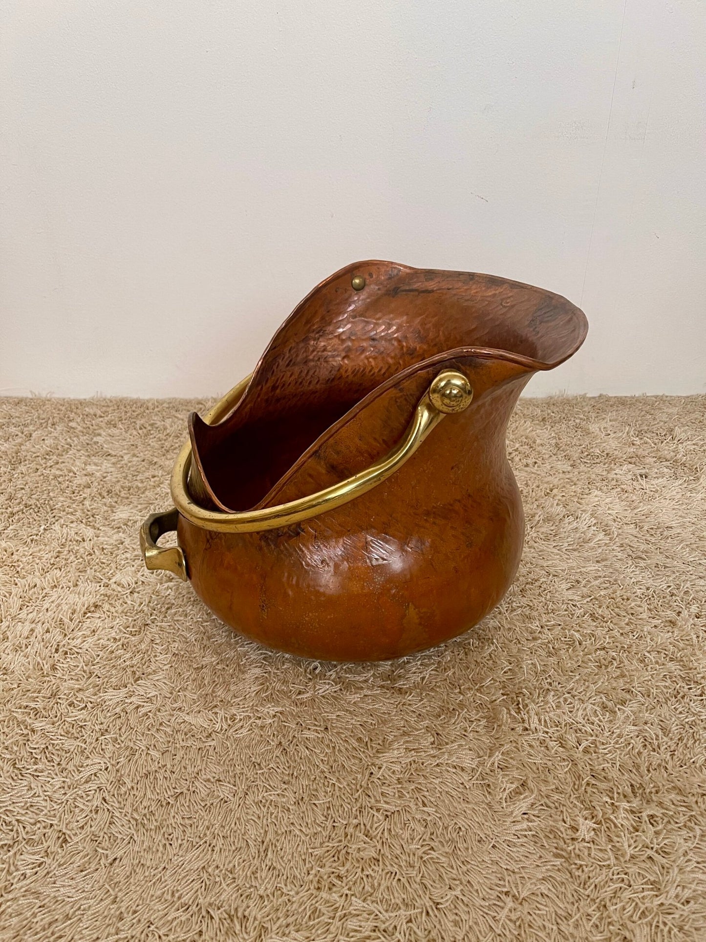 Antico secchio porta carbone in rame martellato con manico in ottone – Stile rustico vintage