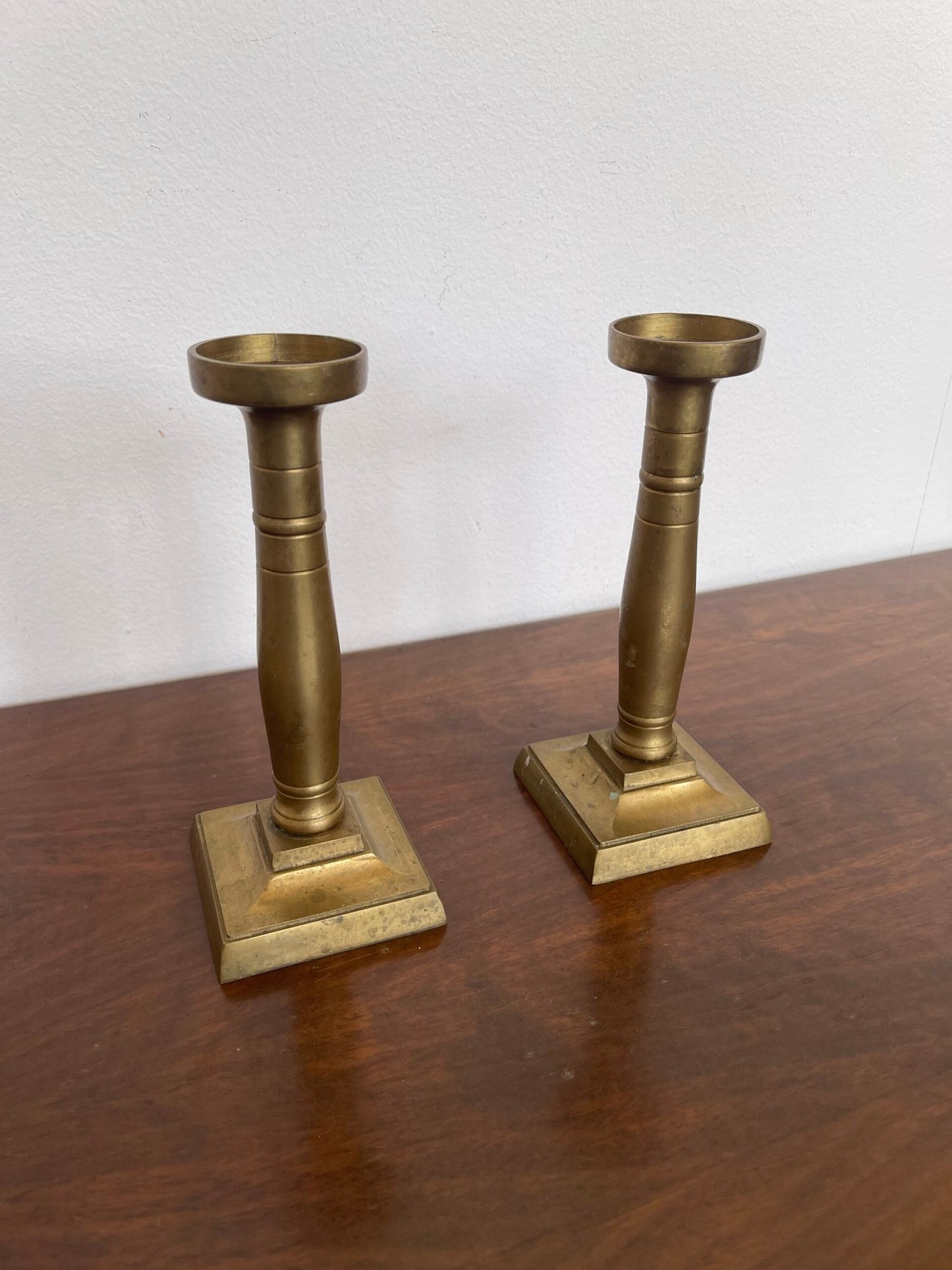 Elegante coppia di candelabri in ottone, dallo stile sobrio e raffinato,