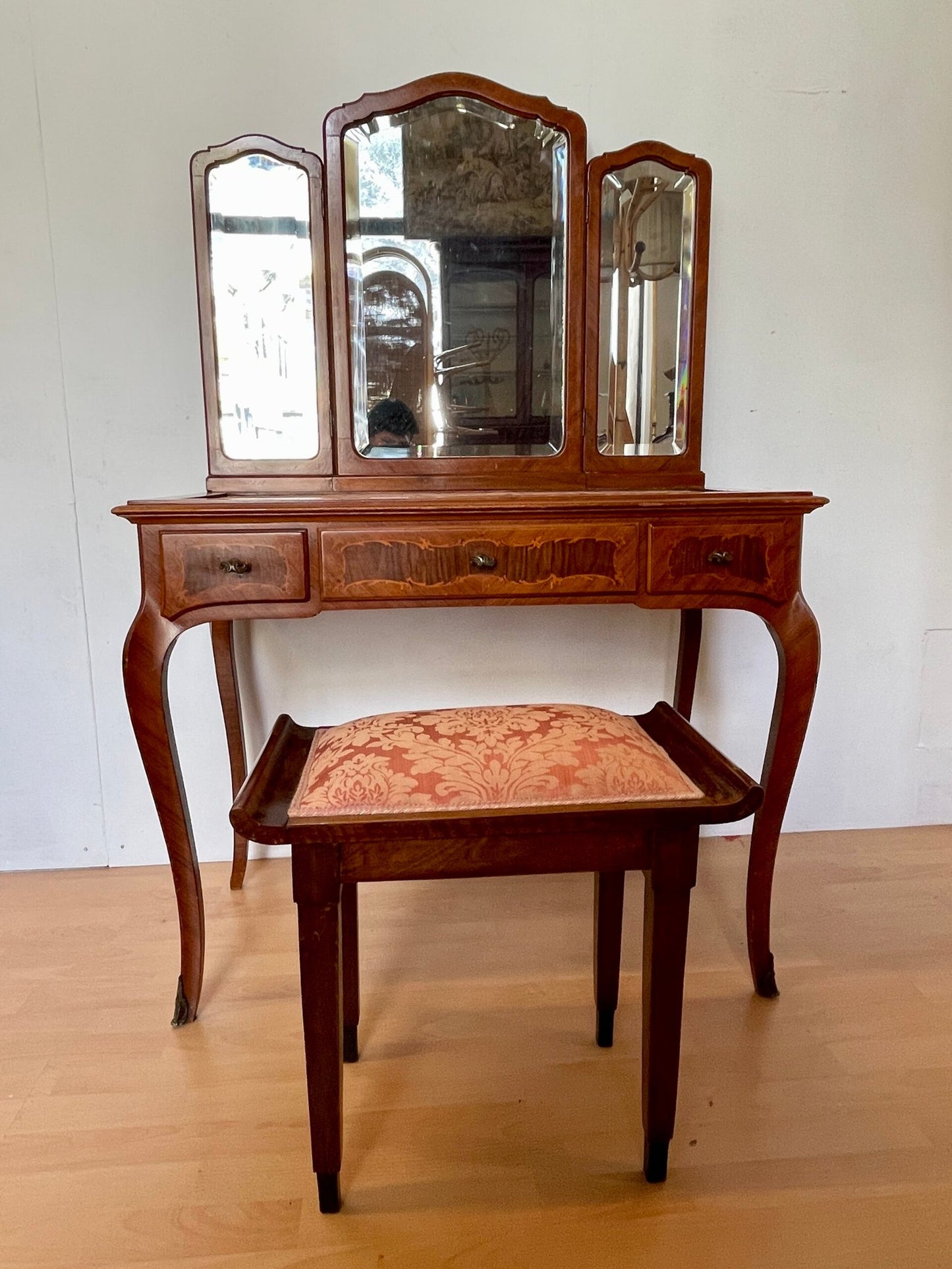 Toeletta vintage con tre specchi e sgabello imbottito
