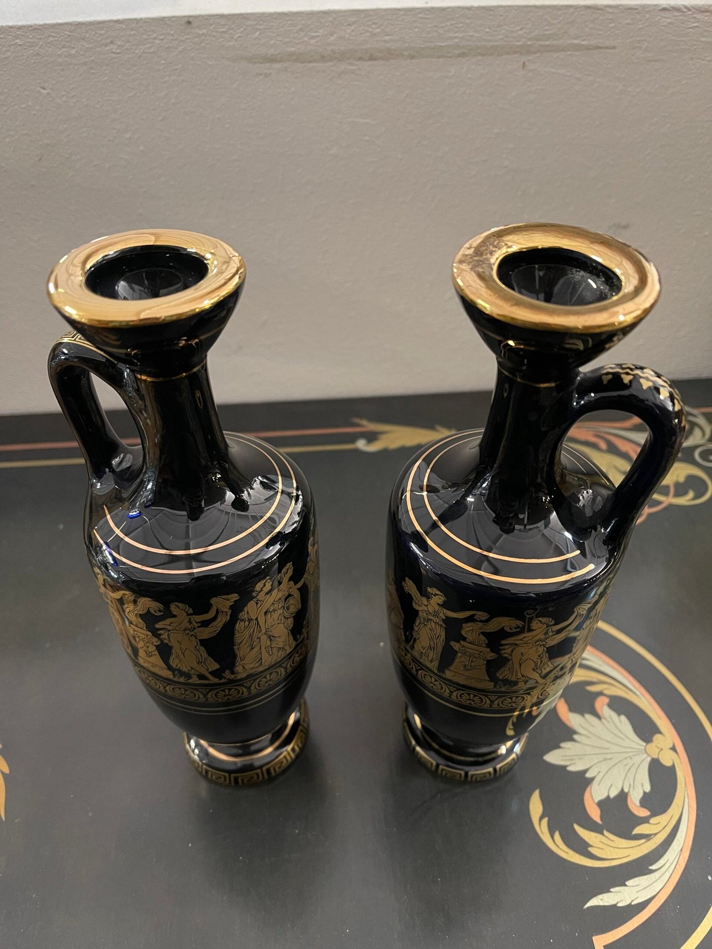 Coppia di anfore decorative stile greco in ceramica nera con decori dorati