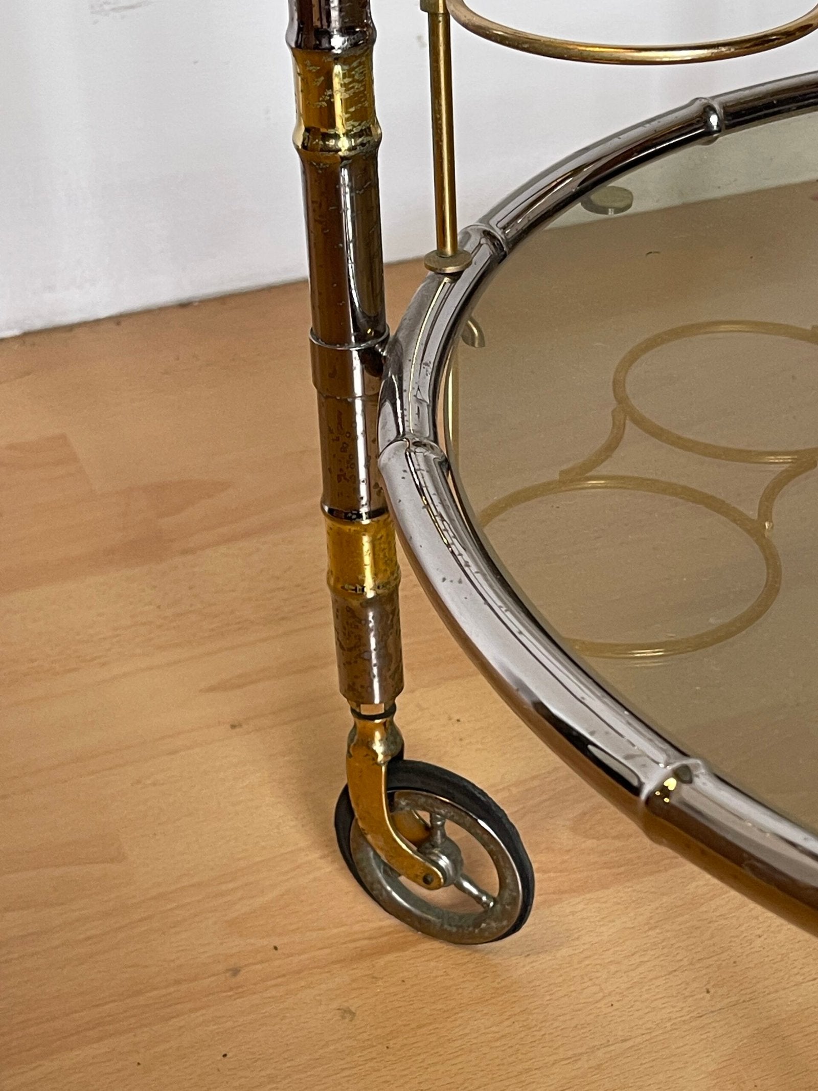 Carrello bar vintage in metallo ottonato e vetro fumé, Italia, anni '70