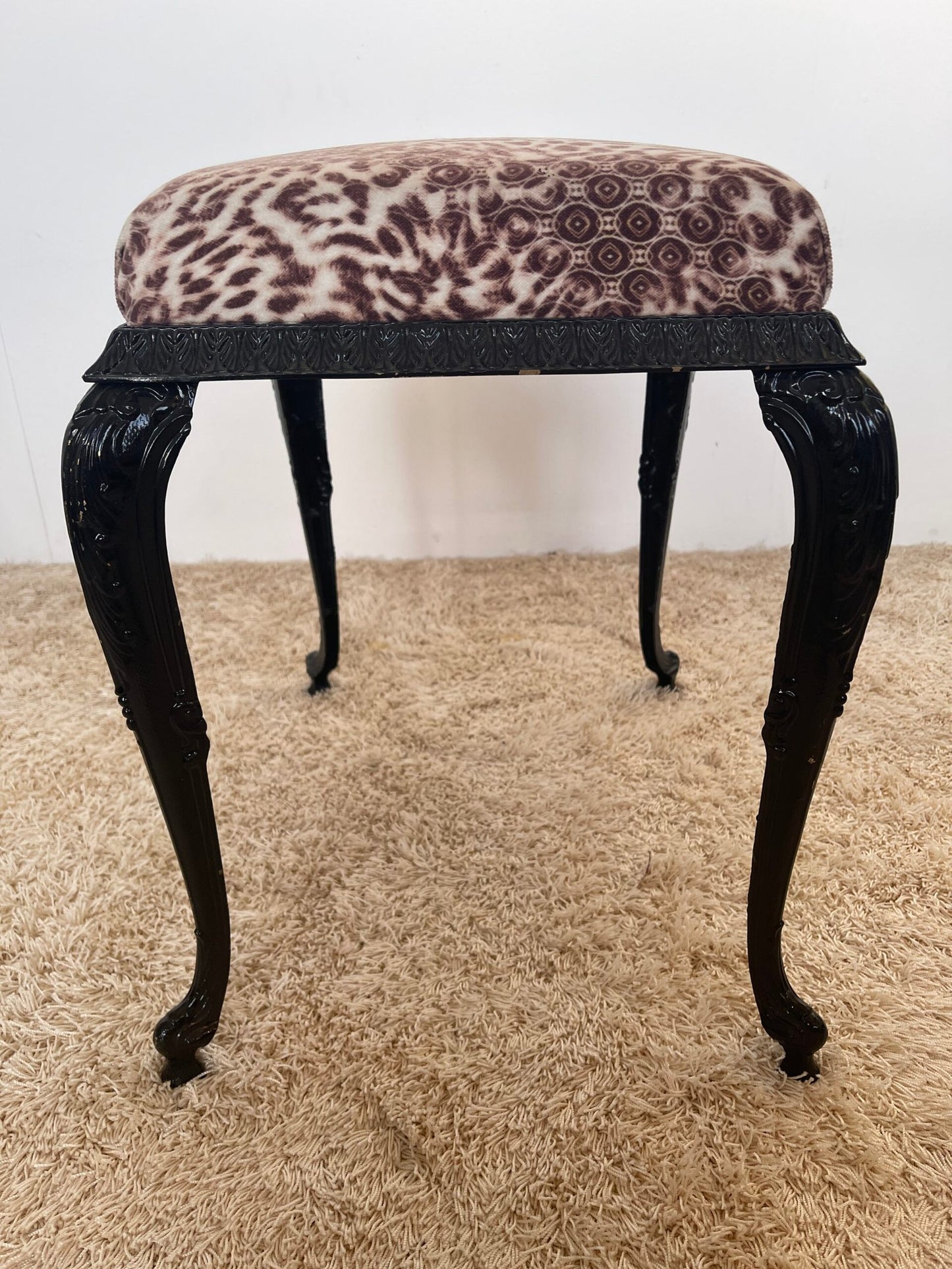 Sgabello vintage in stile barocco con tessuto animalier